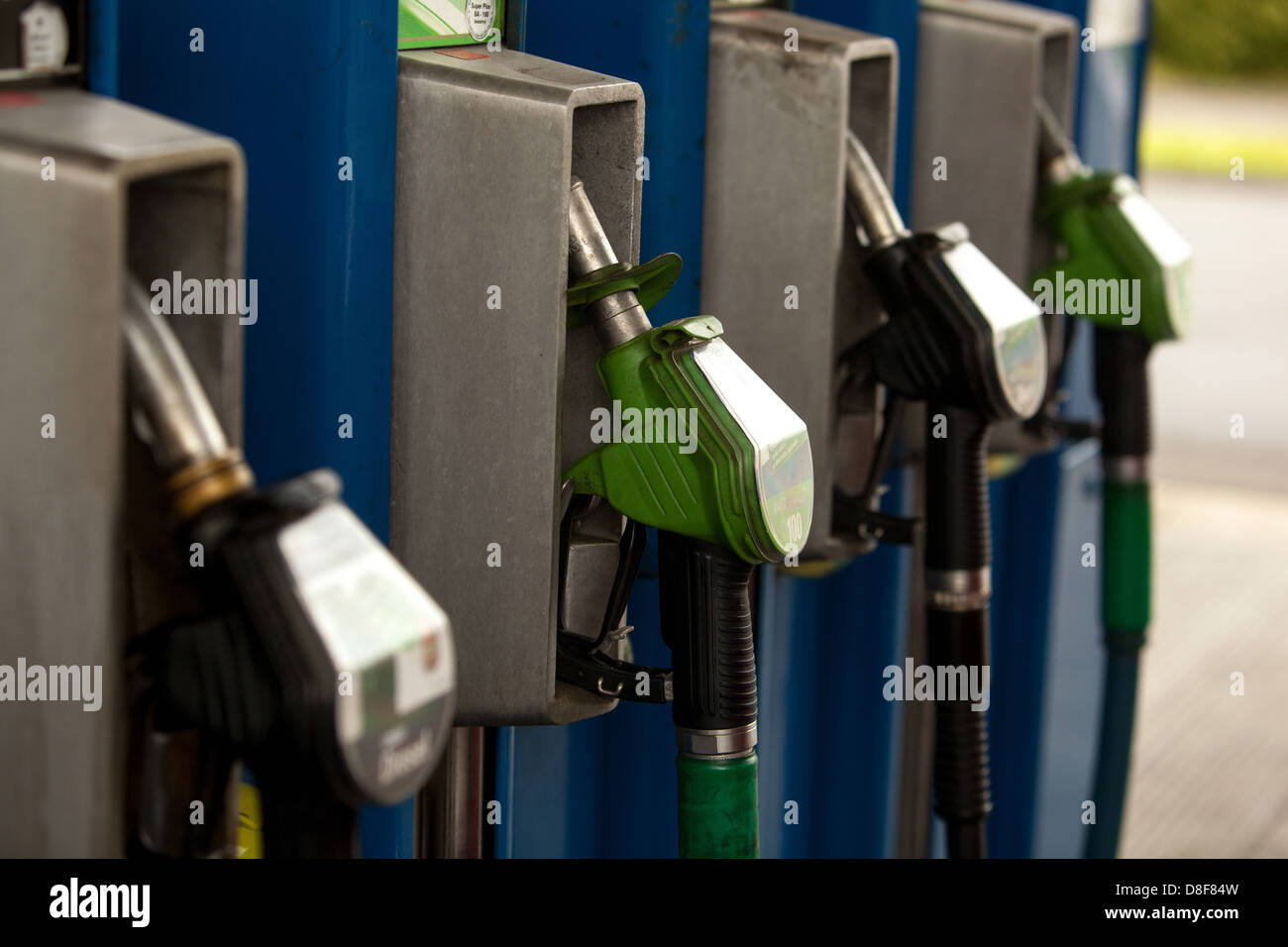 Das Auto an der Tankstelle tanken Stockfoto