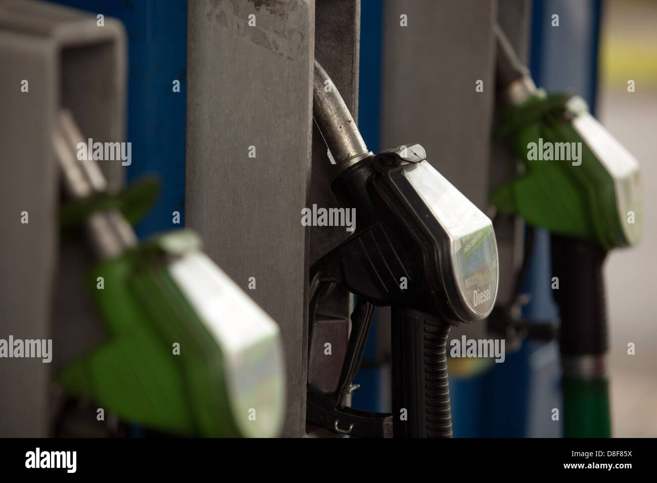 Das Auto an der Tankstelle tanken Stockfoto