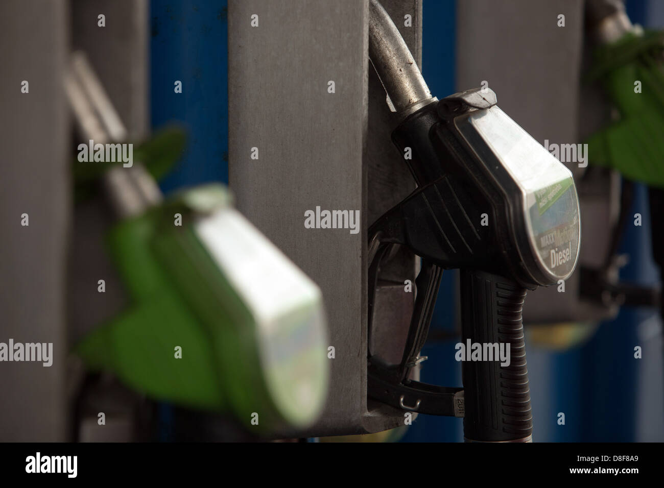 Das Auto an der Tankstelle tanken Stockfoto