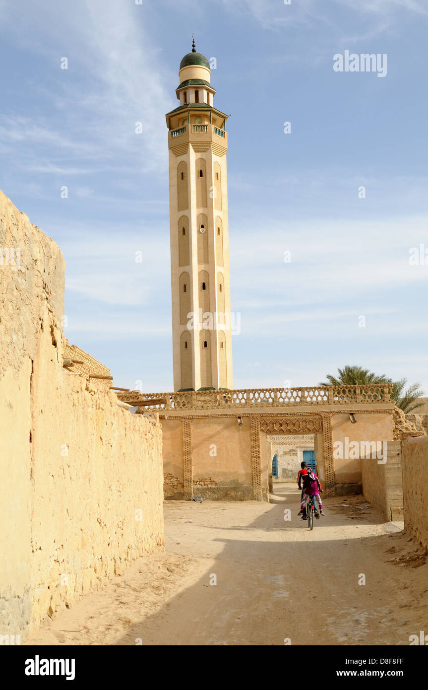 Minarett der Moschee in der alten Medina Touzeur Tunesien Stockfoto