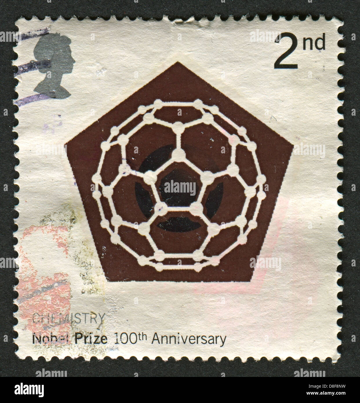 UK - ca. 2001: Eine Briefmarke gedruckt in UK zeigt Bild des Carbon 60 Moleküls (Chemie), Hundertjahrfeier der Nobelpreise, ca. 2001. Stockfoto