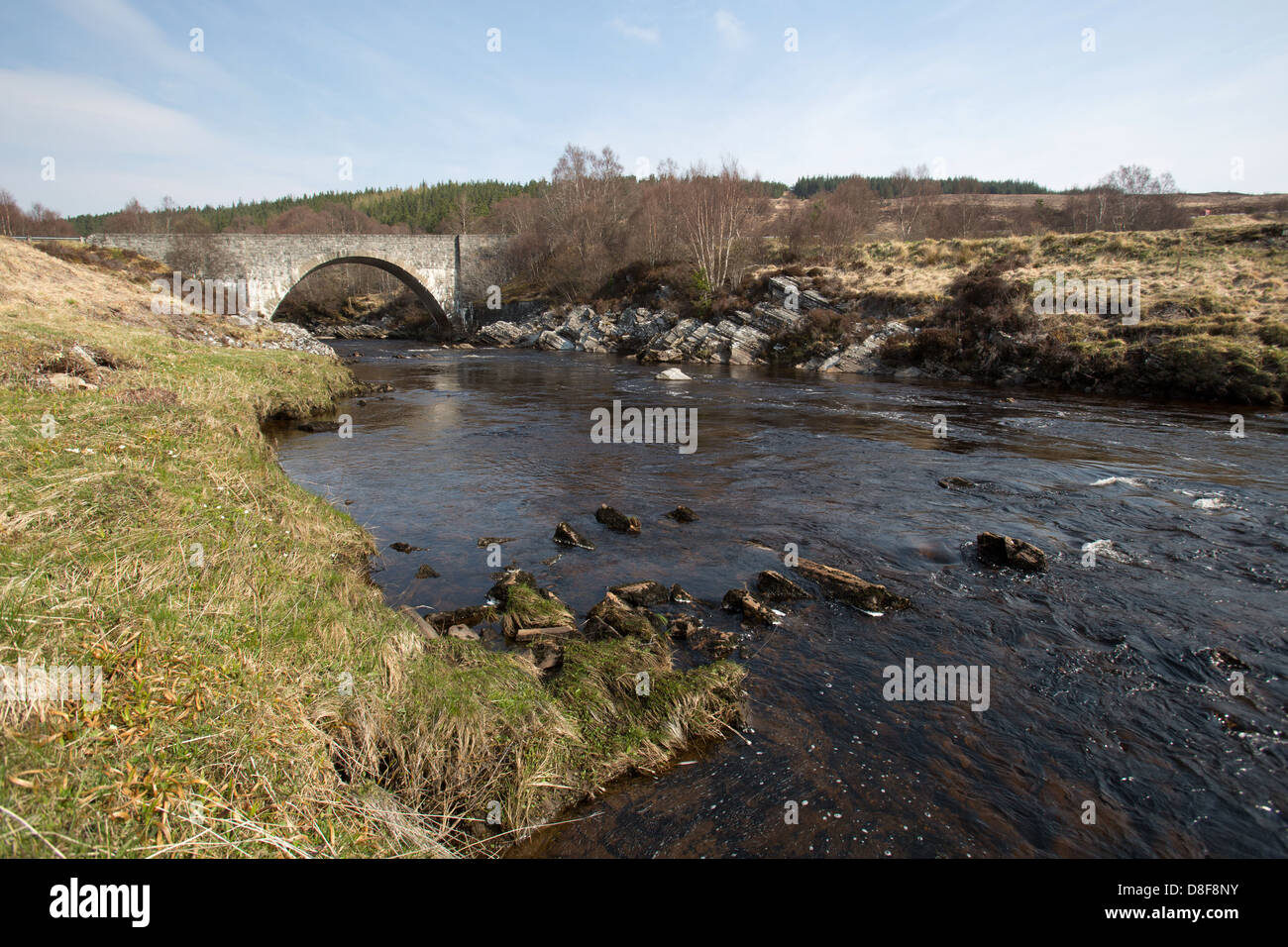 Oykel Brücke, Schottland. Malerische Aussicht auf den Fluss Oykel mit Oykel-Brücke im Hintergrund. Stockfoto