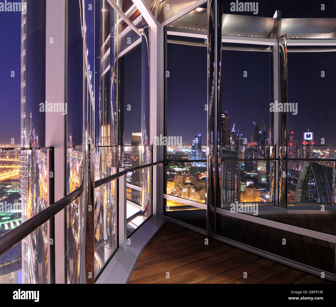 Skyline von Dubai spiegelt sich in der Fassade des Burj Khalifa, Vereinigte Arabische Emirate Stockfoto