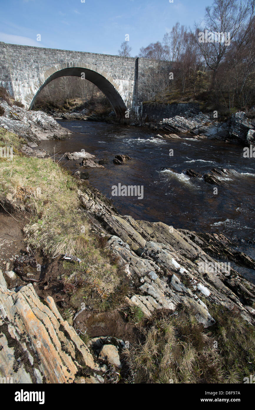 Oykel Brücke, Schottland. Malerische Aussicht auf den Fluss Oykel mit Oykel-Brücke im Hintergrund. Stockfoto