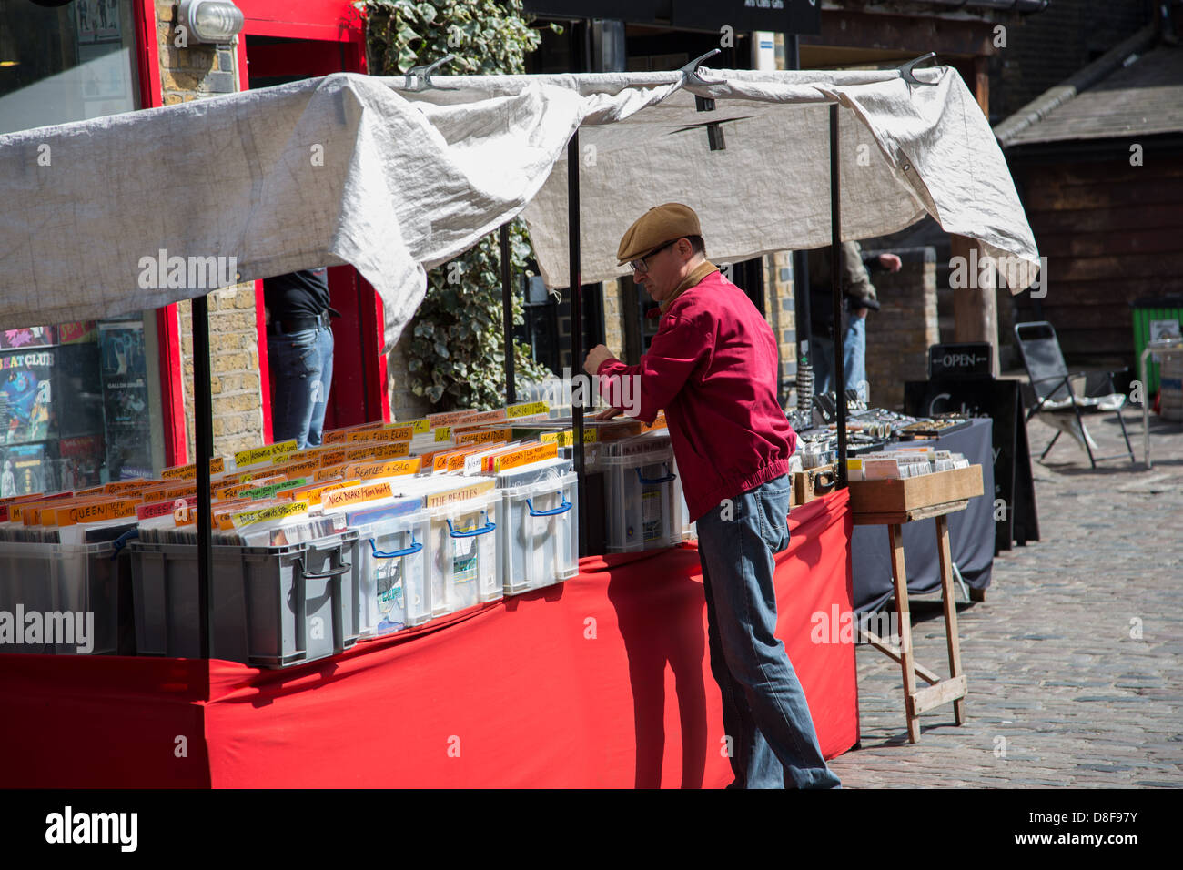 Camden Lock, Mann Datensätze durchblättern. Stockfoto