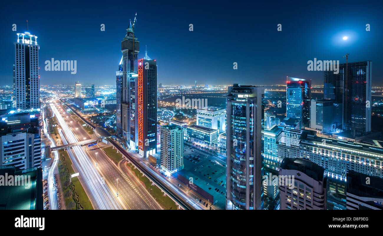 Türme entlang der Sheikh Zayed Road, Dubai, Vereinigte Arabische Emirate Stockfoto