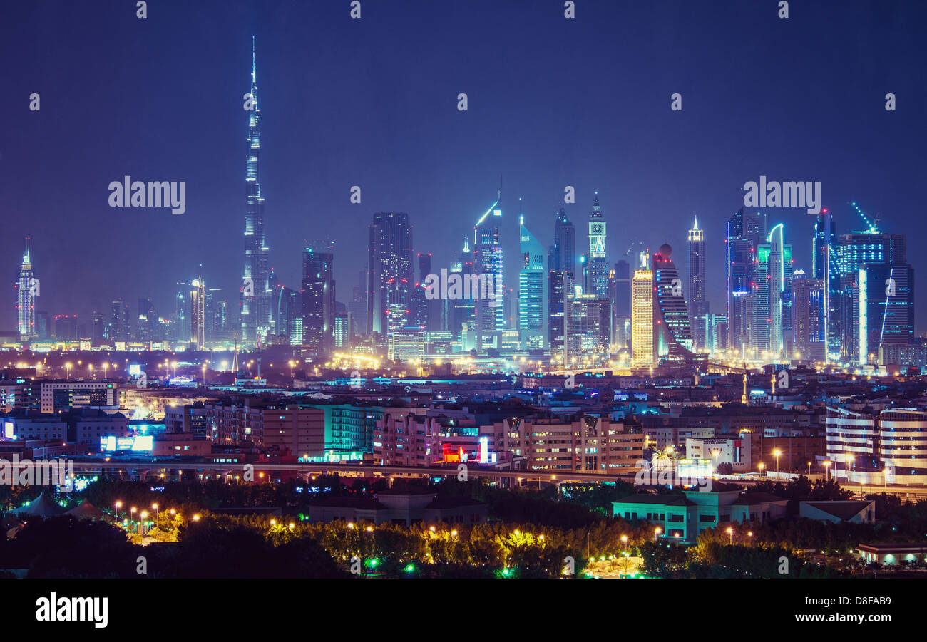 Skyline von Dubai in der Nacht, Vereinigte Arabische Emirate Stockfoto