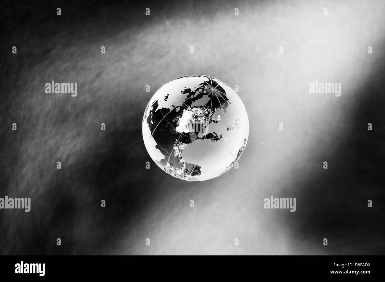 Kristall Glas Globus / Erde / Welt und rauschenden Wasser in einer natürlichen Umgebung. Monochrom Stockfoto
