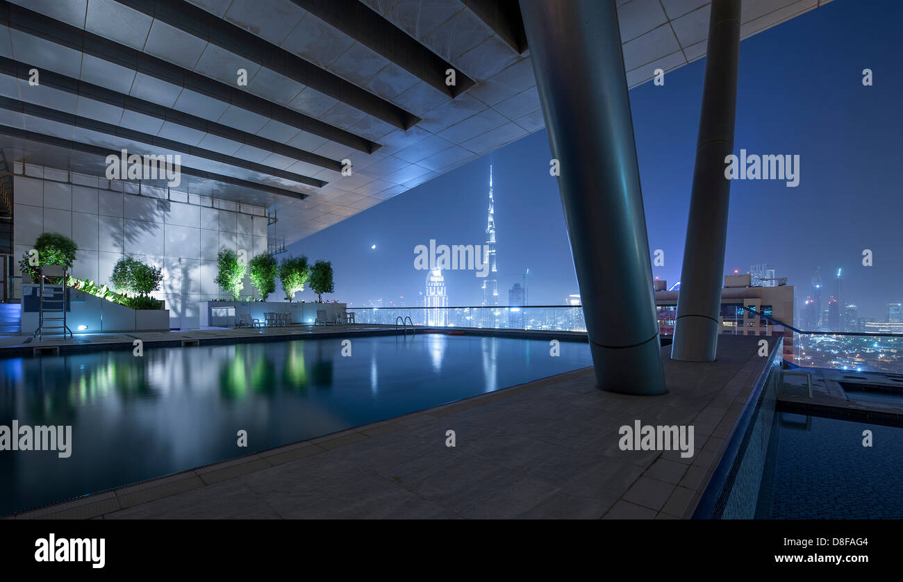 Burj Khalifa vom Pool auf Dach der Wohnturm in Business Bay, Dubai, Vereinigte Arabische Emirate Stockfoto