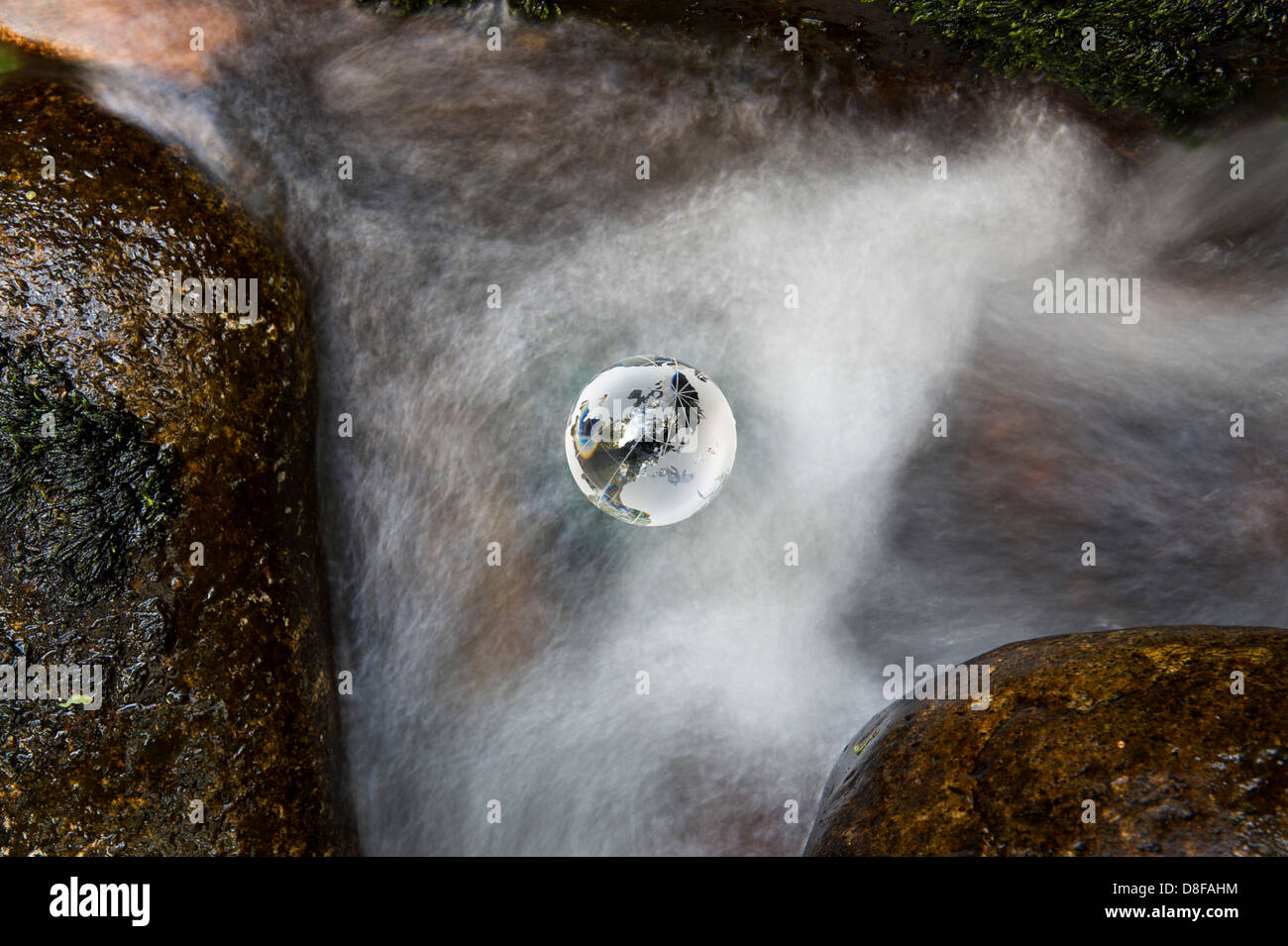 Kristall Glas Globus / Erde / Welt und rauschenden Wasser in einer natürlichen Umgebung Stockfoto