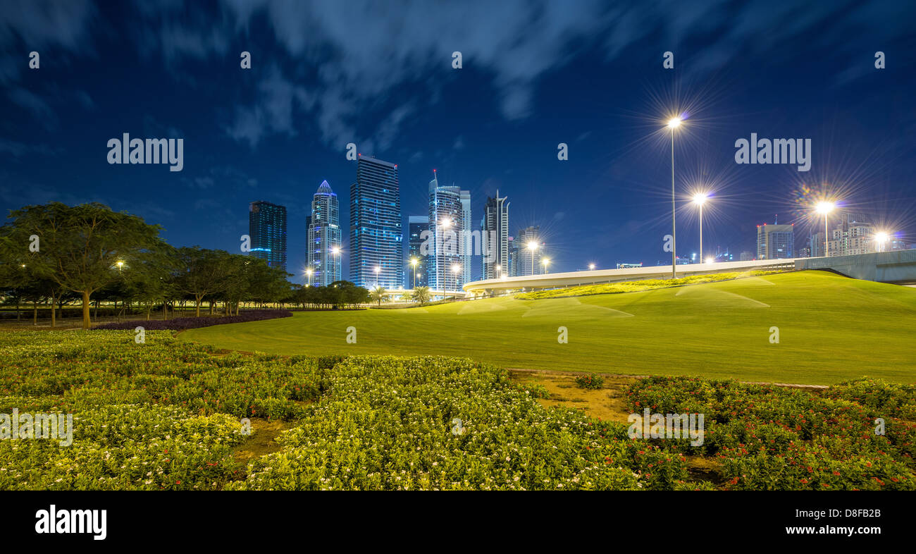 Jumeirah Lake Towers bei Nacht, Vereinigte Arabische Emirate Stockfoto