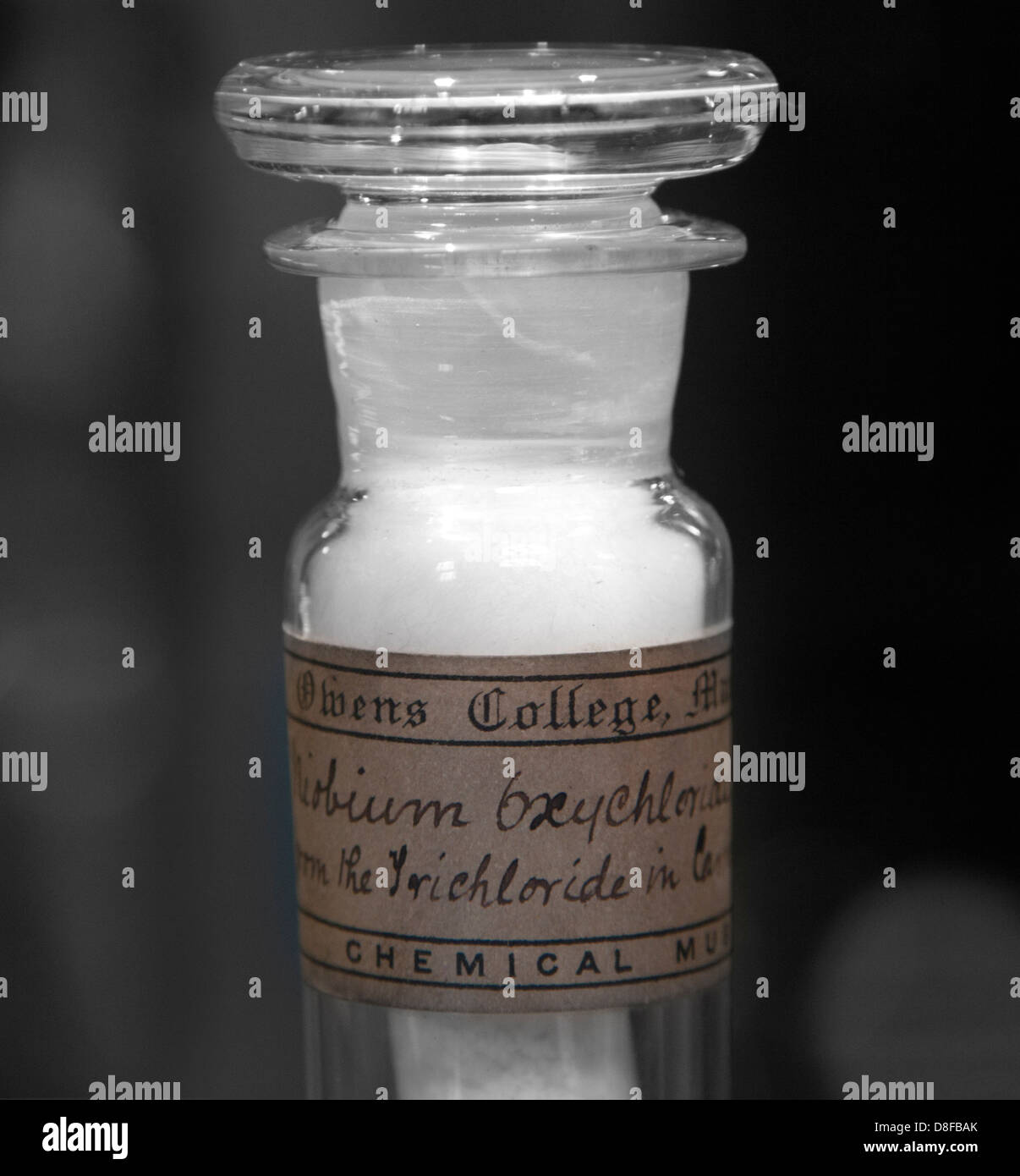 Glasflasche aus einem viktorianischen Chemieset für Spielzeug mit einer weißen chemischen Substanz Stockfoto