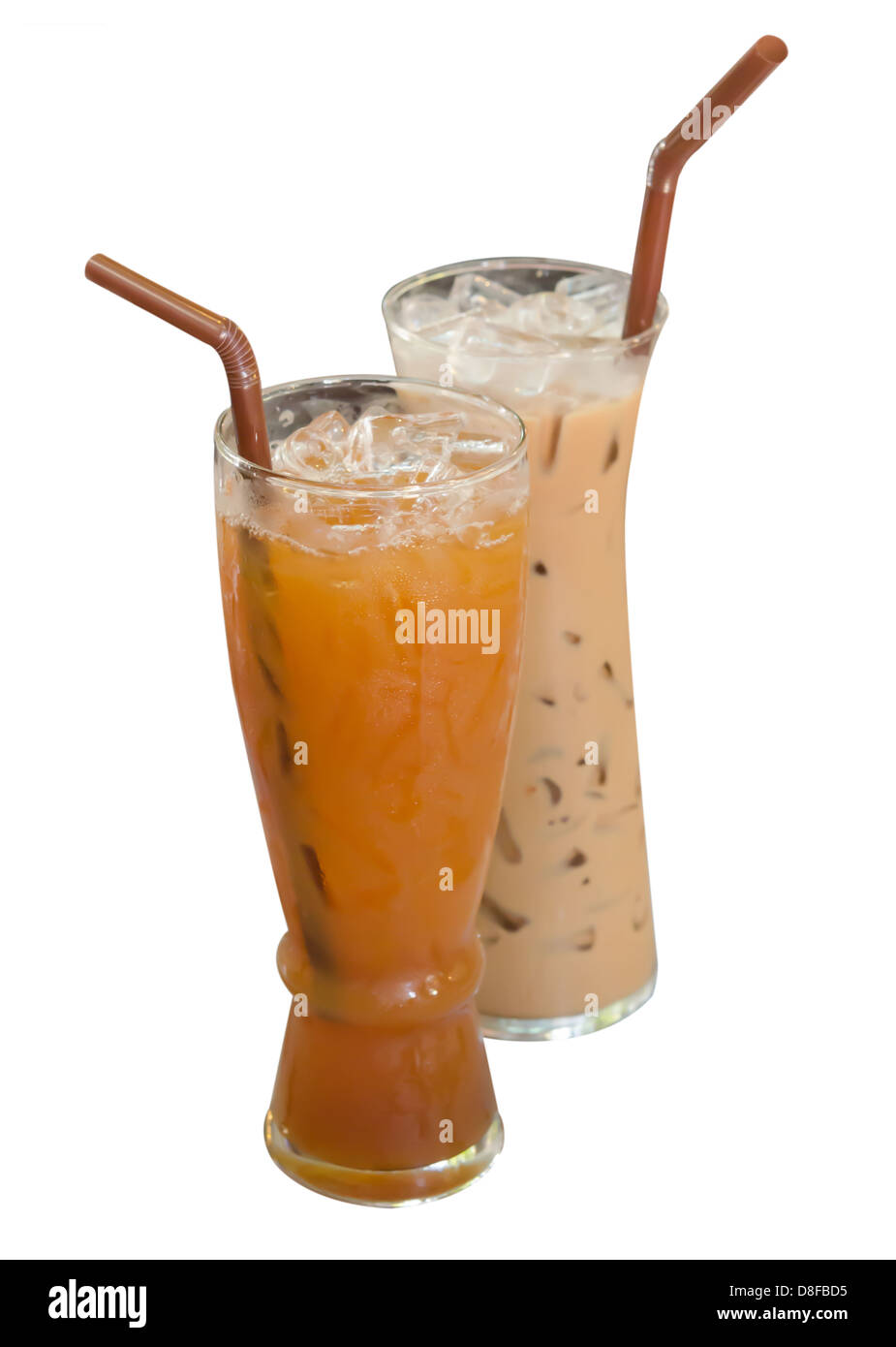 Eistee und Eiskaffee mit Trink-Strohhalm auf weißem Hintergrund. Stockfoto