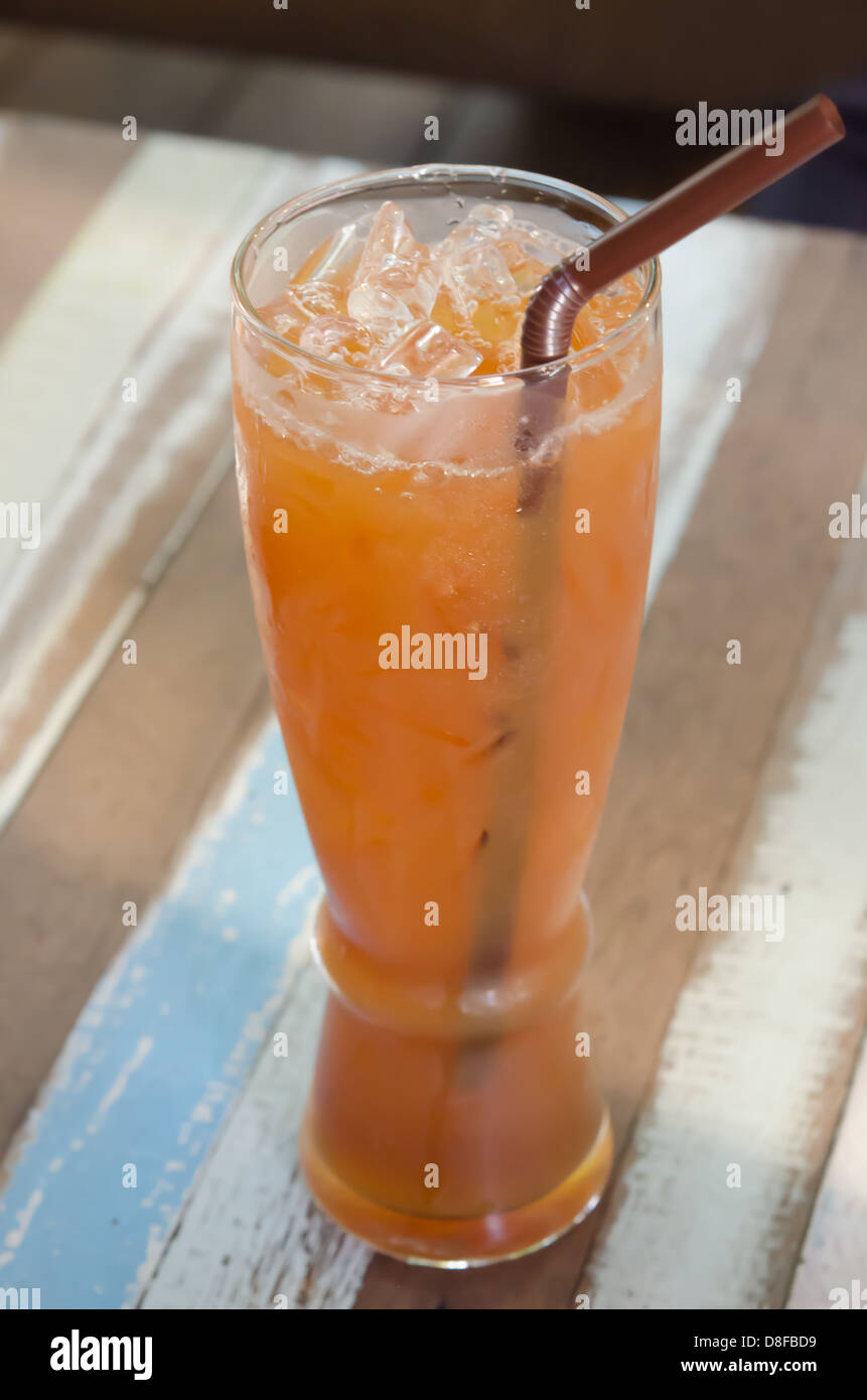 Erfrischendes Glas Eistee auf Tisch Stockfoto