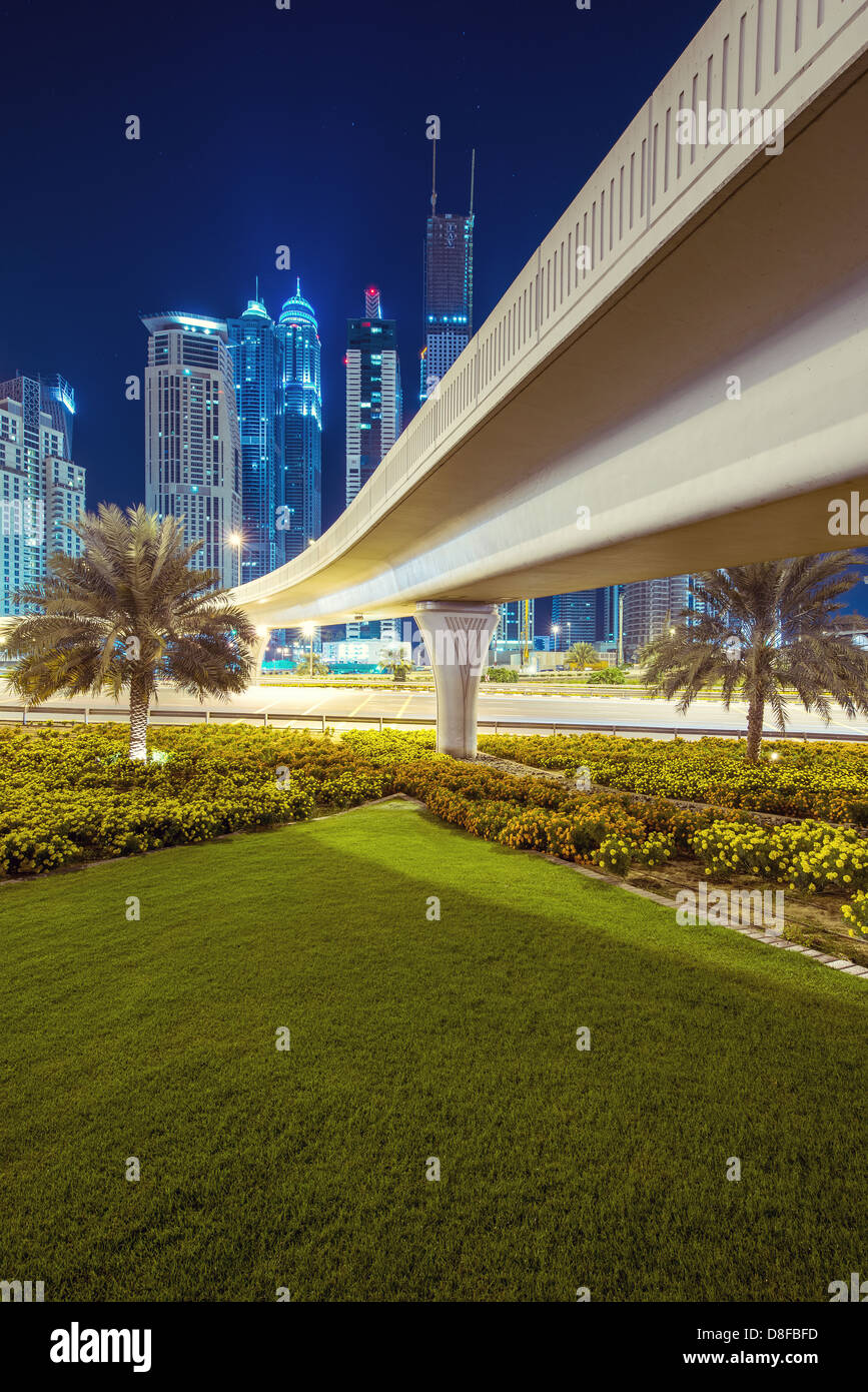 Wolkenkratzer von Dubai Marina bei Nacht, Dubai, Vereinigte Arabische Emirate Stockfoto