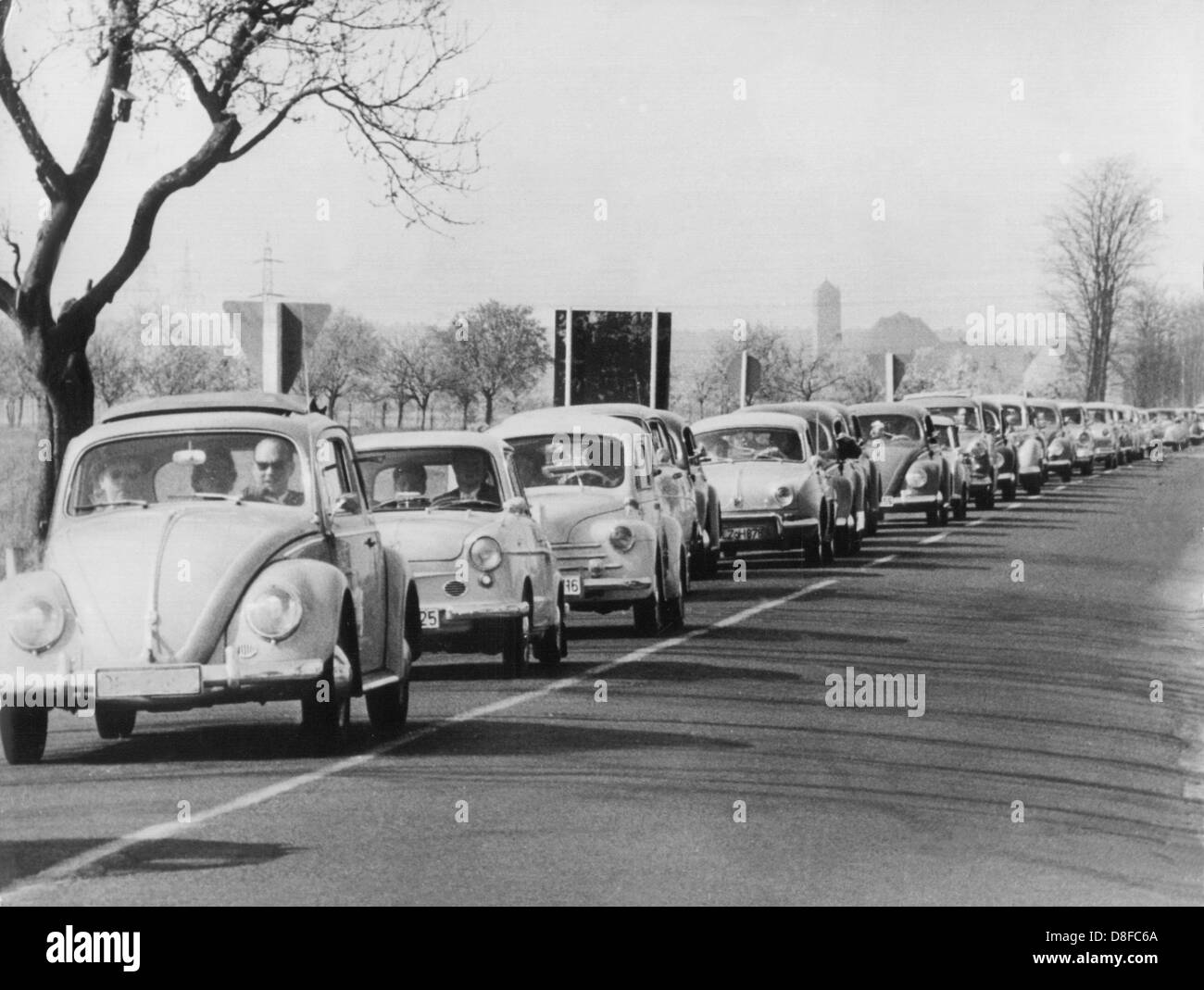 Schlange von Autos: zahlreiche Fahrzeuge der Städter aufs Land zu fahren, an einem Sonntagmorgen im April 1961. Stockfoto