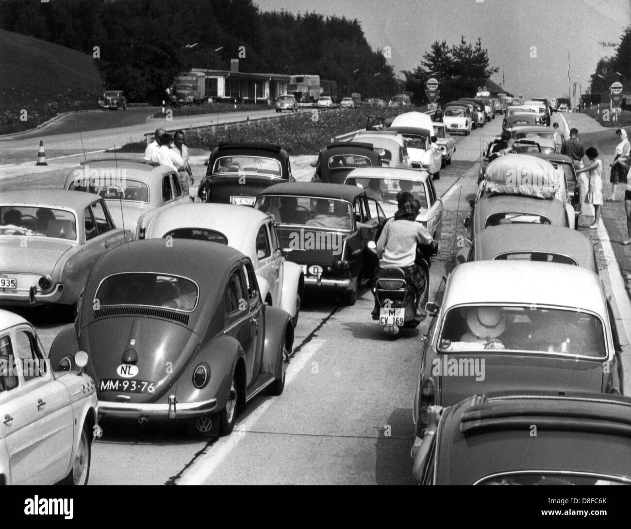 Eine Schlange von Autos an der bayrisch-österreichischen Grenze Schwarzbach auf der Autobahn von München nach Salzburg am 20. Juli 1963. Stockfoto