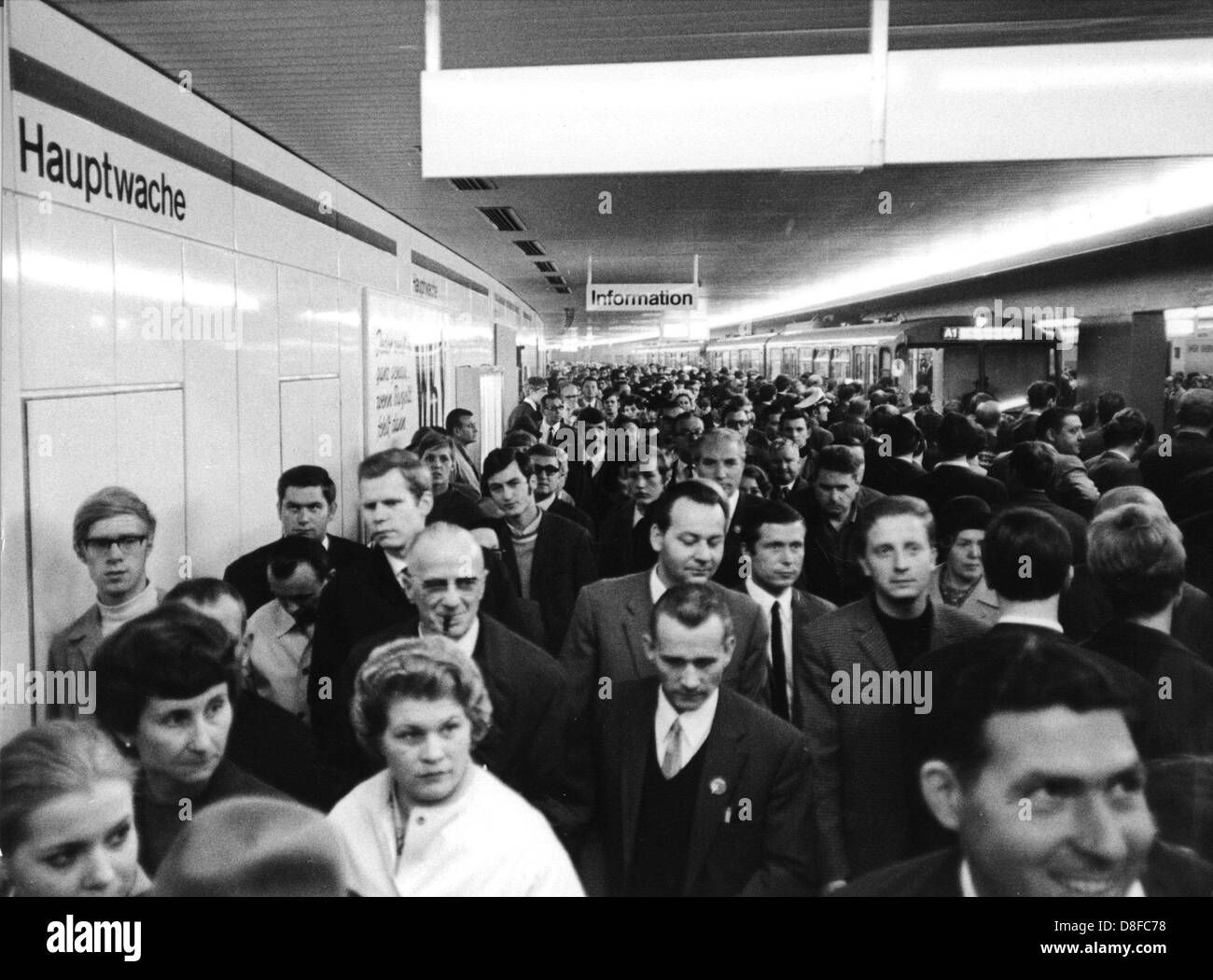 Massen von Menschen nehmen Sie die u-Bahn am 4. Oktober 1968, kurz nach der Eröffnung der u-Bahn. Stockfoto