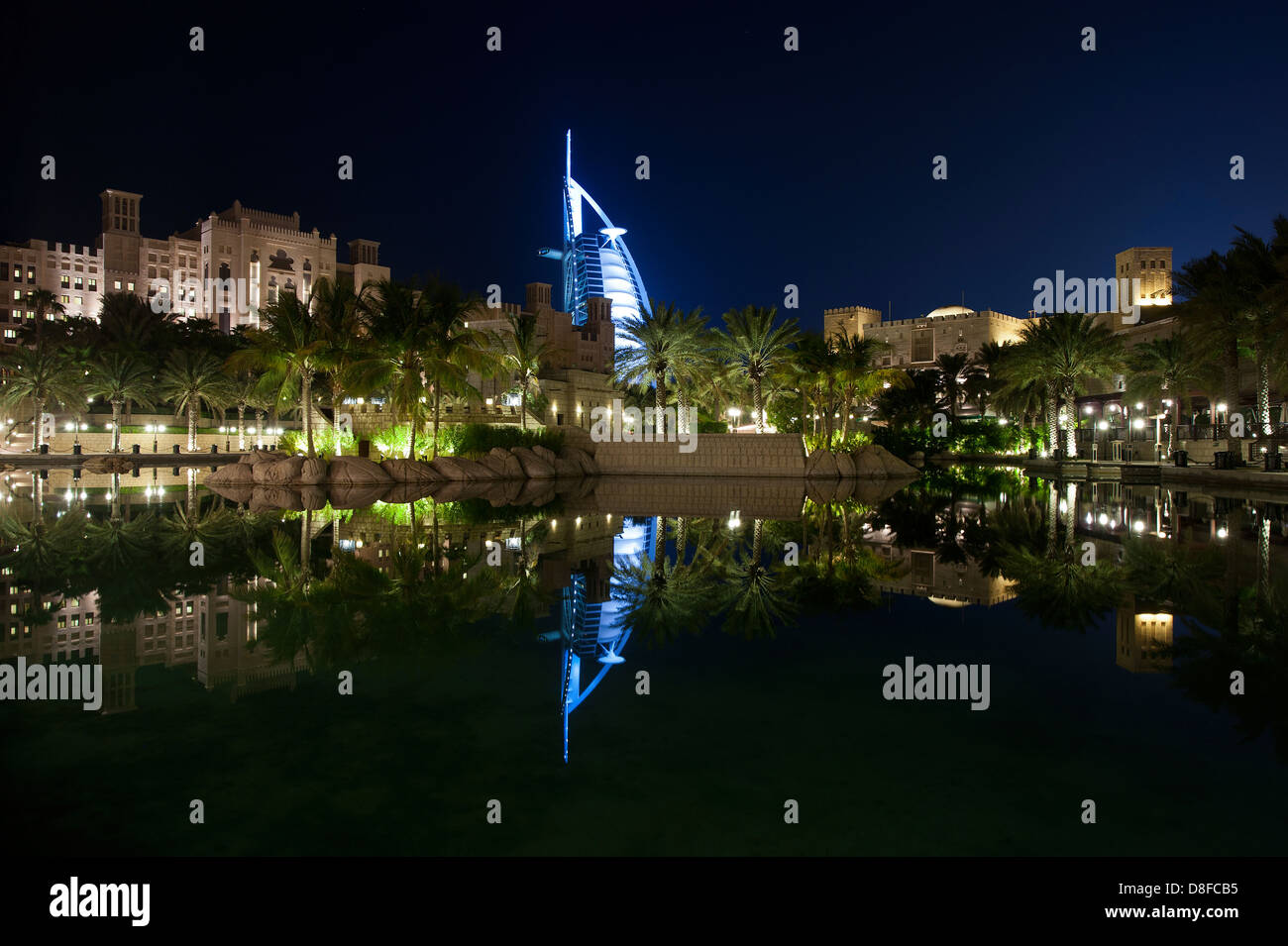 Burj Al Arab und Madinat Jumeirah, Dubai, Vereinigte Arabische Emirate Stockfoto