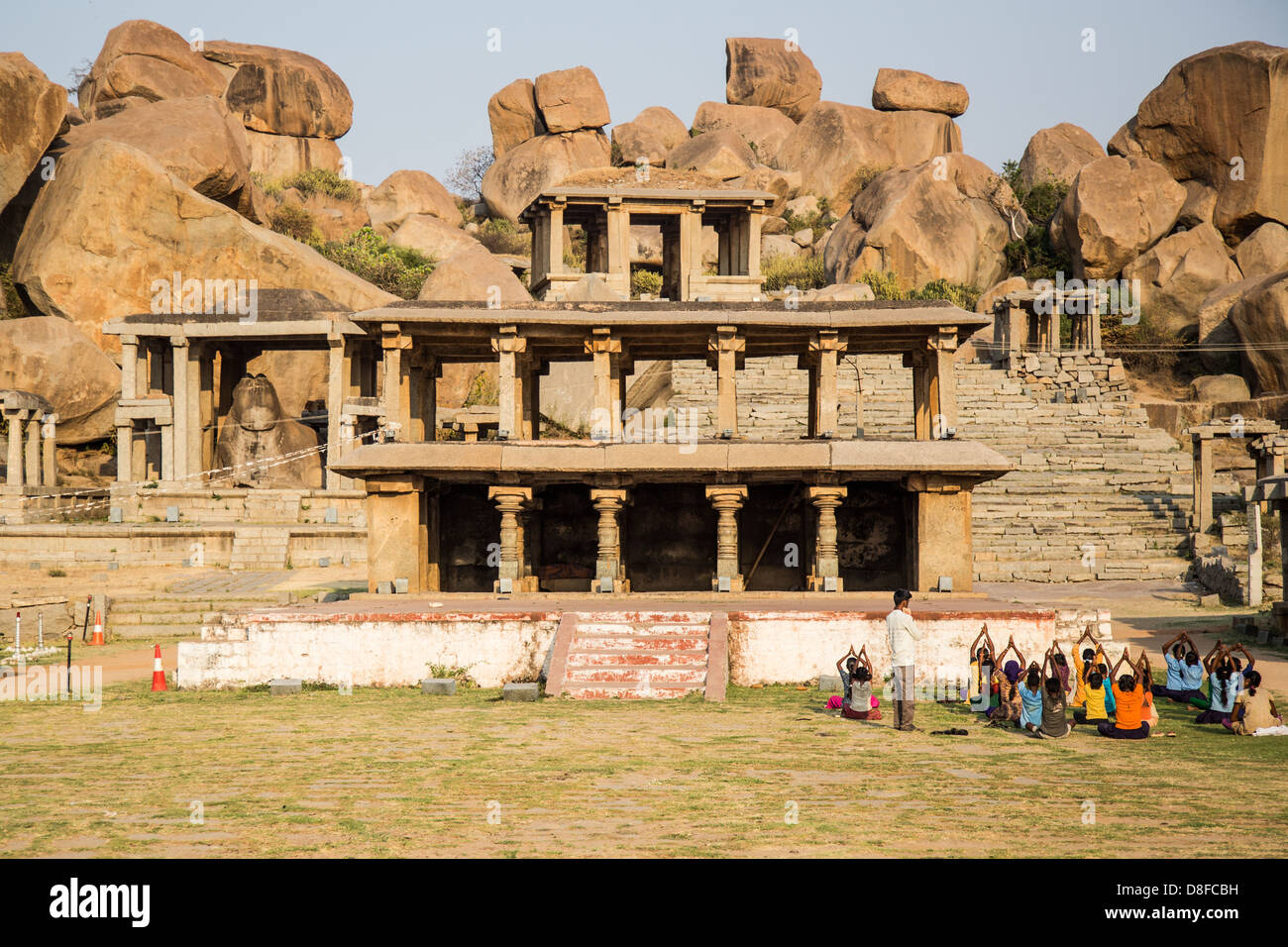 Monolithische Nandi Staue und Schrein, Hampi, Indien Stockfoto