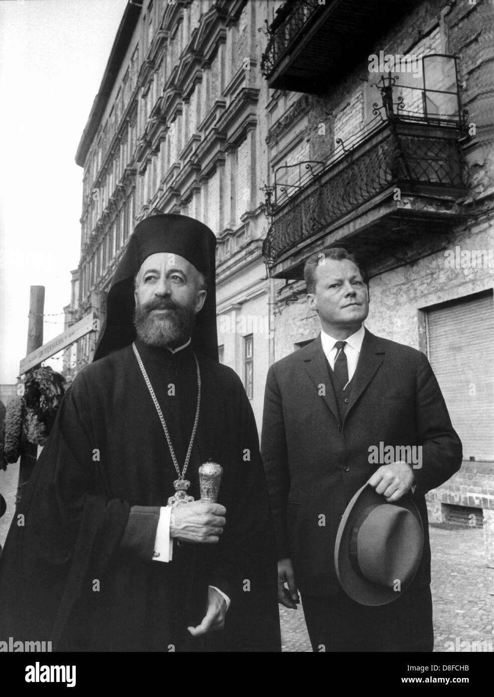 Zyprische Erzbischof Makarios und Berlins Lord Mayor Willy Brandt (R) besuchen die ummauerten Häuser stehen direkt an der Sektor-Grenze auf Bernauer Straße in Berlin, 23. Mai 1962. Makarios, die verboten worden war, auf den Seychellen Leben in den 1950er Jahren von den Briten, wurde Präsident der Republik Zypern seit 1960, sprechen sich für die Unabhängigkeit Zyperns und Aineck für Versöhnung zwischen den beiden Volksgruppen auf der Insel. Im Juli 1974 wurde er von griechischen Offiziere der zyprischen Nationalgarde von der Macht verdrängt und musste ins Ausland zu fliehen. Im Dezember 1974 kehrte er zurück, wieder seinem Amtsantritt als P Stockfoto