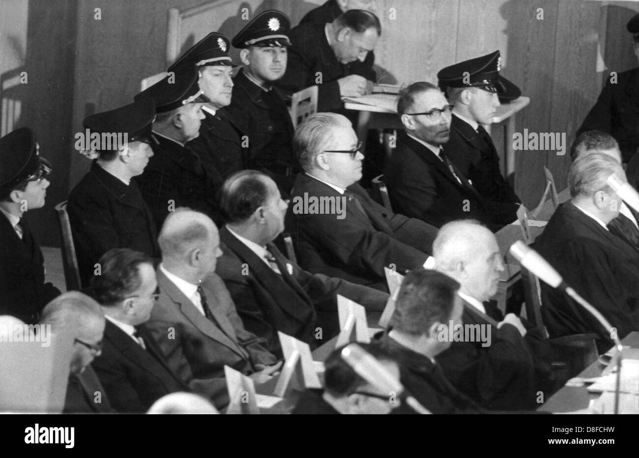 Blick auf das Dock mit Viktor Capesius (m) und Wilhelm Boger (R, neben ihm, beide mit Brille). Der Prozess gegen 22 ehemalige Wächter des Konzentrationslagers Auschwitz wurde bei Bürgerhaus Gallus in Frankfurt am Main, am 3. April 1964 fortgesetzt. Stockfoto