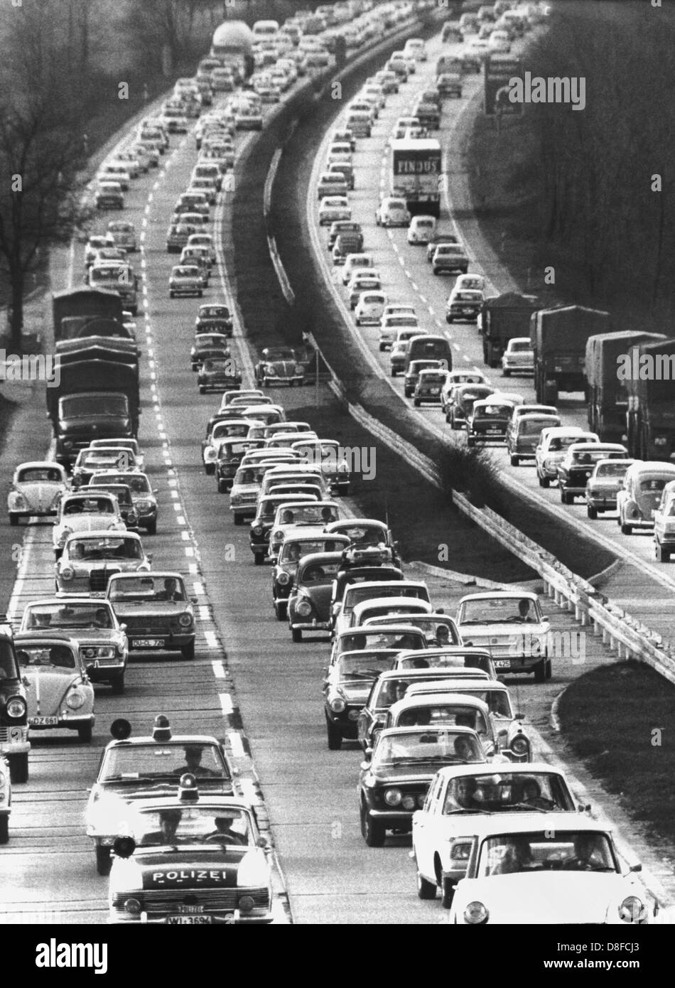 Schlangen von Autos langsam nach vorne schieben auf der Autobahn Frankfurt-Köln am Karfreitag, dem 12. April 1968. Stockfoto