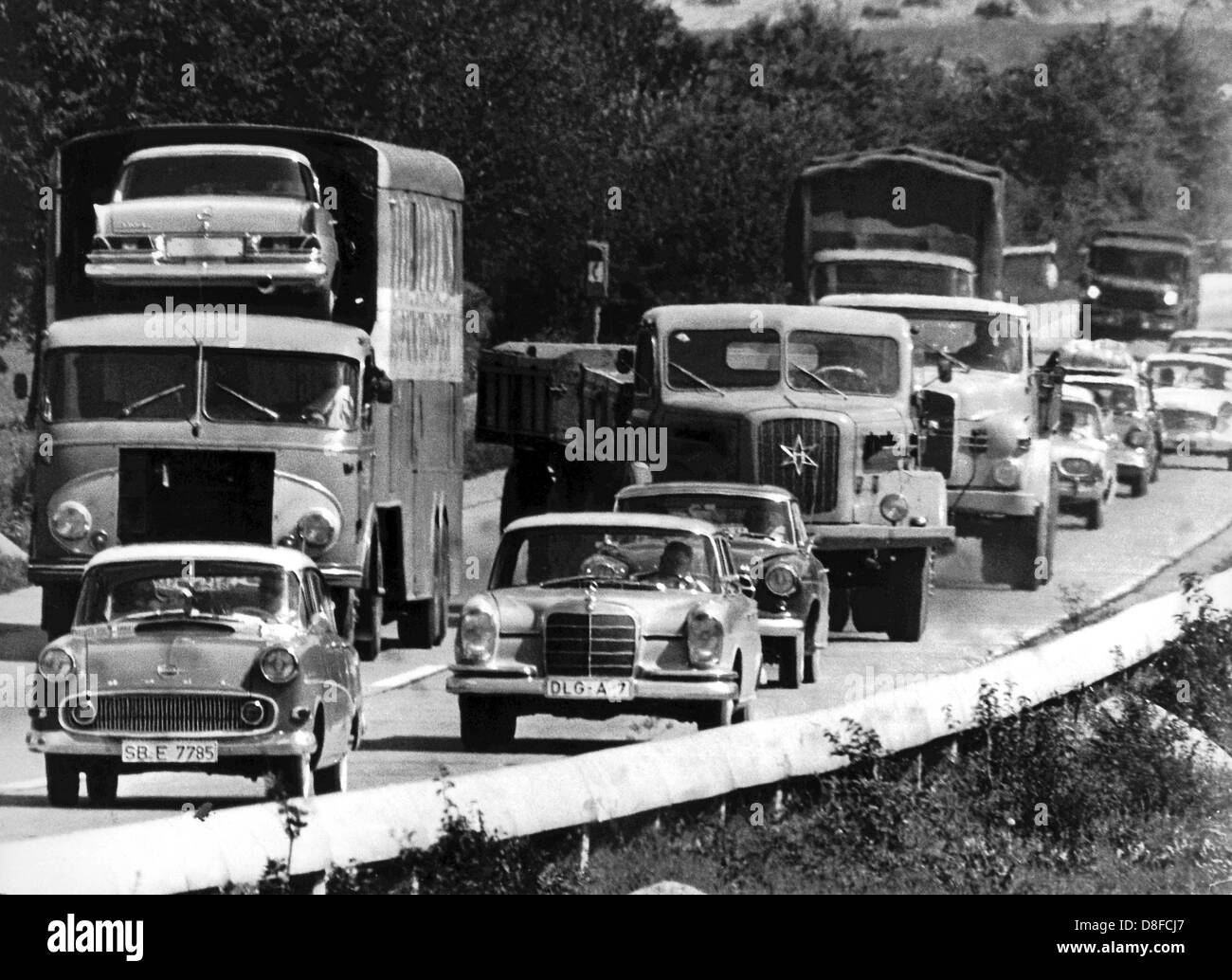 Zwei LKWs zur gleichen Zeit versuchen, fahren auf der Autobahn zwischen Stuttgart und Karlsruhe im August 1963. Stockfoto