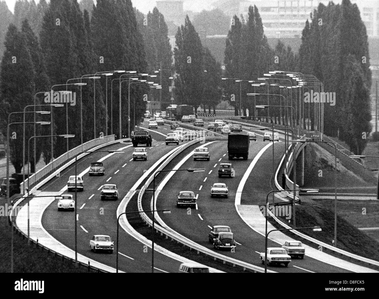 Blick auf eine Stahlbrücke in Frankfurt Am Main am 24. August 1967, der so genannten Opel Kreisel. Kurz nach der Eröffnung wurde die westliche Zufahrt nach Frankfurt viel frequentiert. Stockfoto