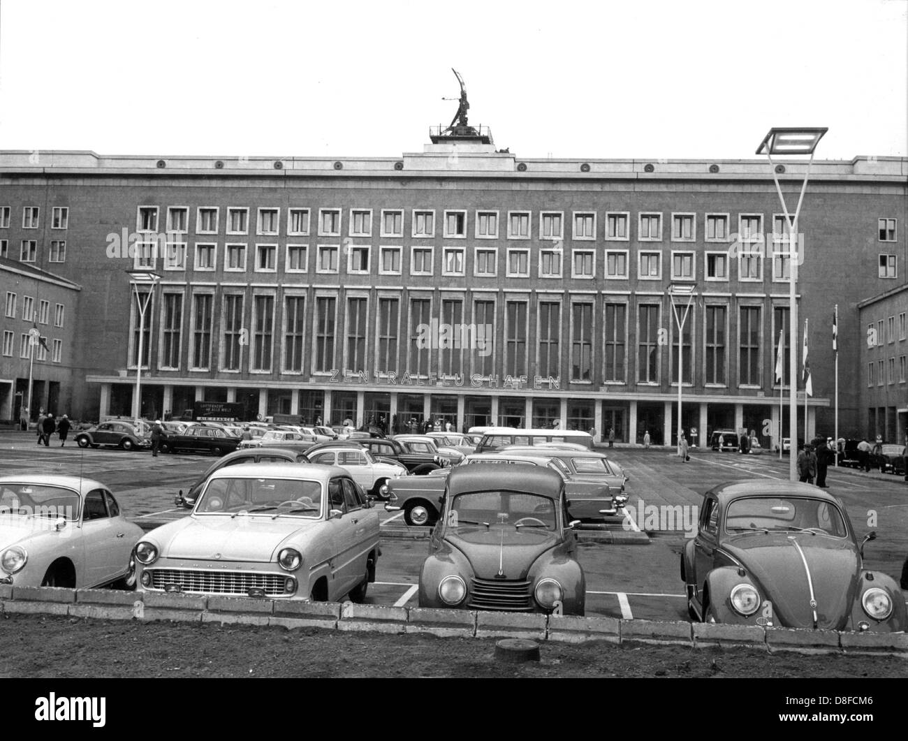 Autos parken vor den neuen termin der Zentralflughafen Tempelhof in Berlin am 2. Juli 1962. Das Terminal wurde an diesem Tag offiziell eröffnet. Stockfoto