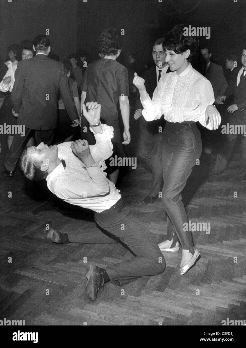Das siegreiche Paar des Tanz Wettbewerb Martina Drepens und Rainer Dobberke Twist tanzen auf der 'Twist-Festival 1963"in Berlin. Stockfoto