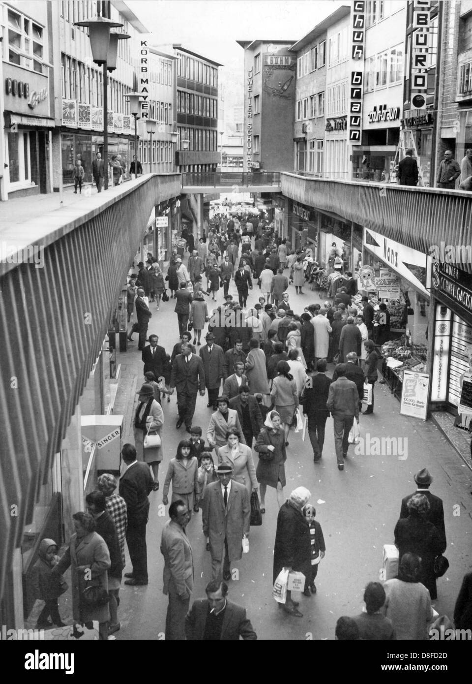 Fußgänger gehen auf Schulstraße, eine Einkaufsstraße in Stuttgart, im November 1969 für Autos gesperrt ist. Stockfoto
