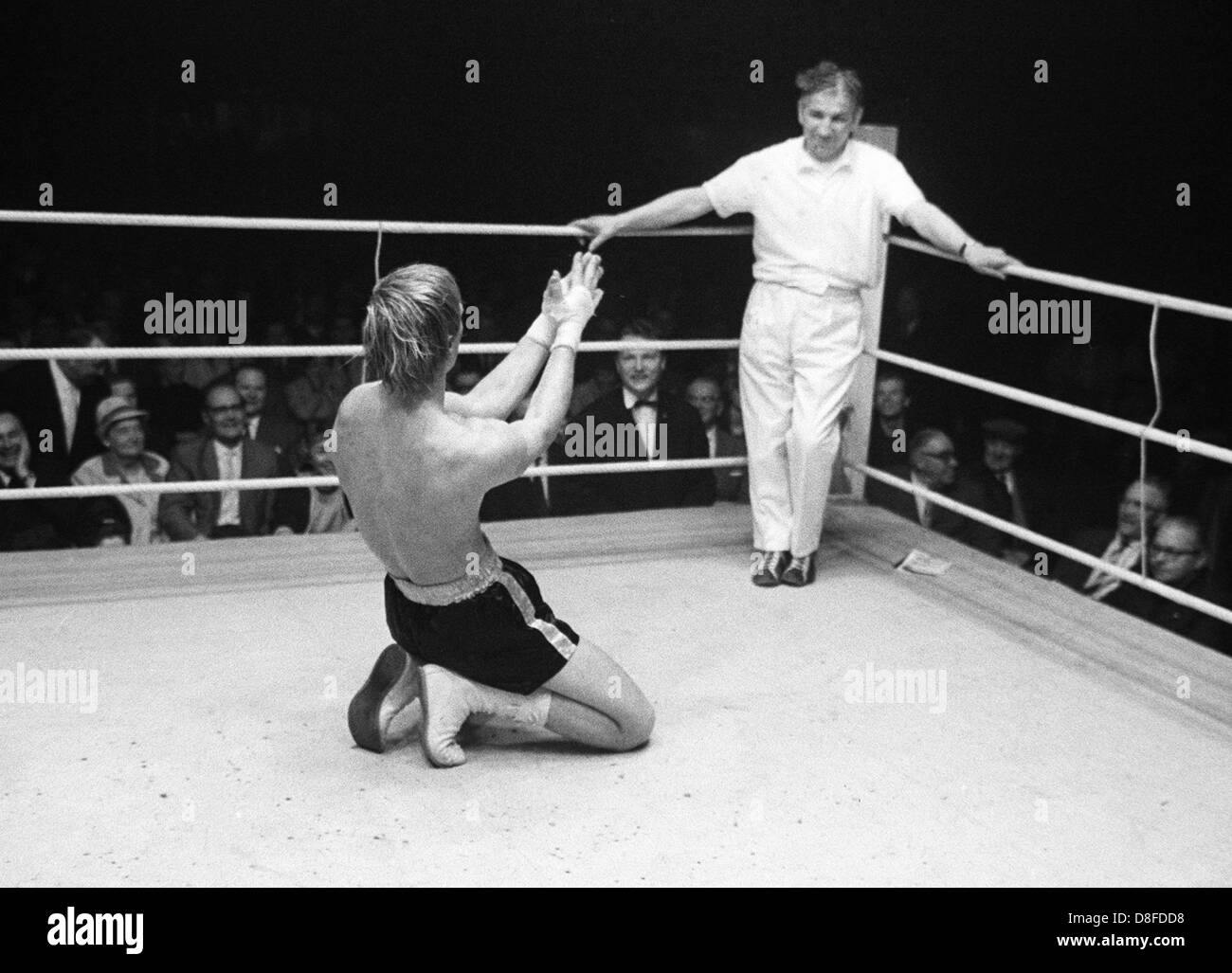 Boxer Norbert Grupe kniet vor der Schiedsrichter in Nürnberg am 8. Mai 1964. Stockfoto