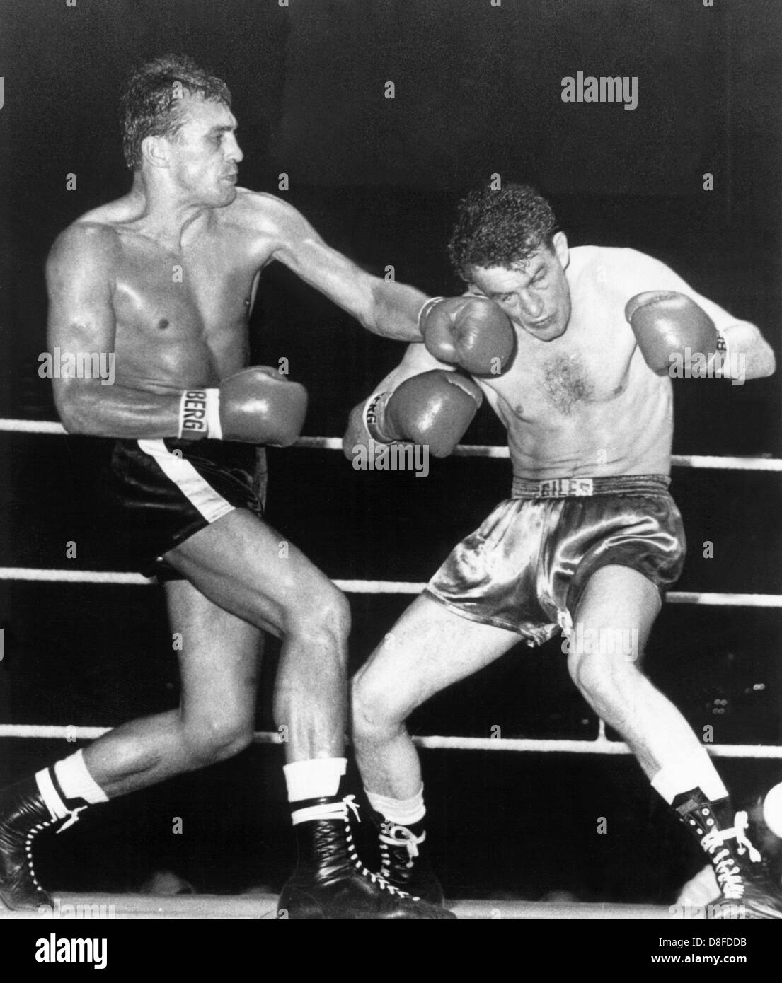 Gustav "Bubi" Scholz (l) kämpft gegen den schottischen Meister John McCormack (r) am 19. August 1960 in Berlin. Stockfoto