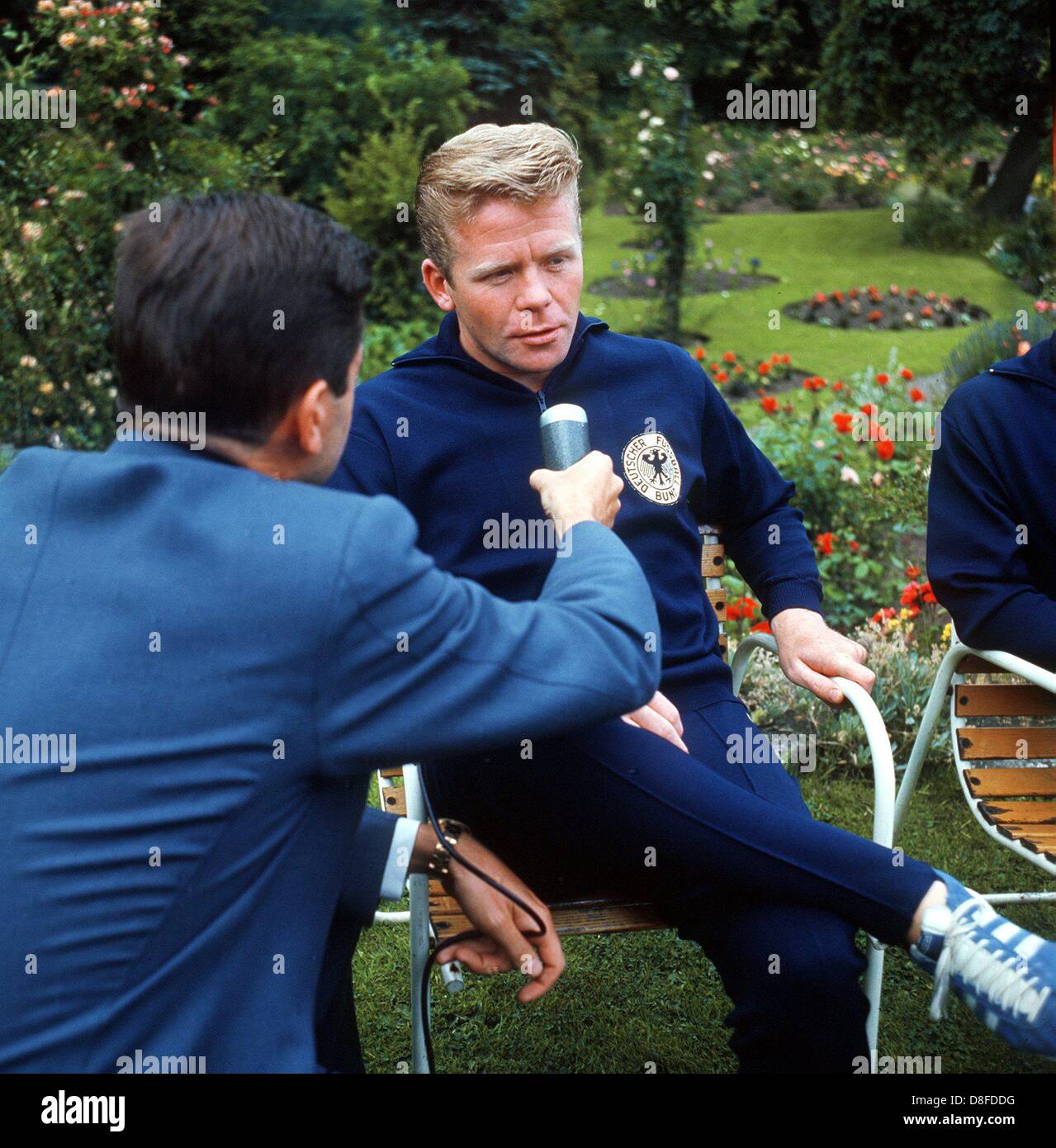 Fußballspieler Helmut Haller, damals für eine italienische Fußballverein, gibt ein Interview für den Italiener in Ashburne, Großbritannien, während der Fußball-Weltmeisterschaft 1966 Juli 1966 ausgestrahlt. Stockfoto