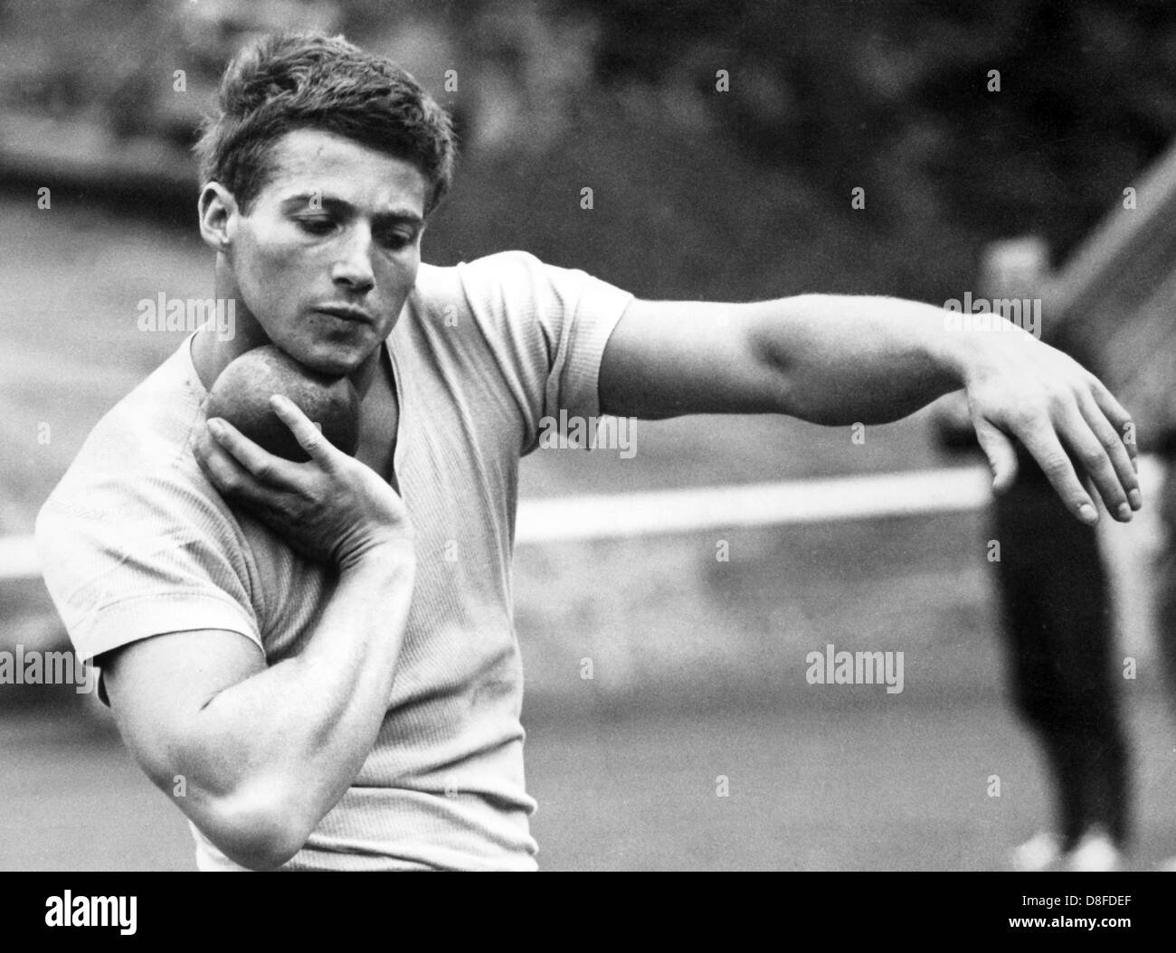 Kurt Bendlin Praktiken Kugelstoßen am 6. September 1967 als Vorbereitung für die deutschen Zehnkampf-Meisterschaften in Leverkusen in der folgenden Woche. Stockfoto