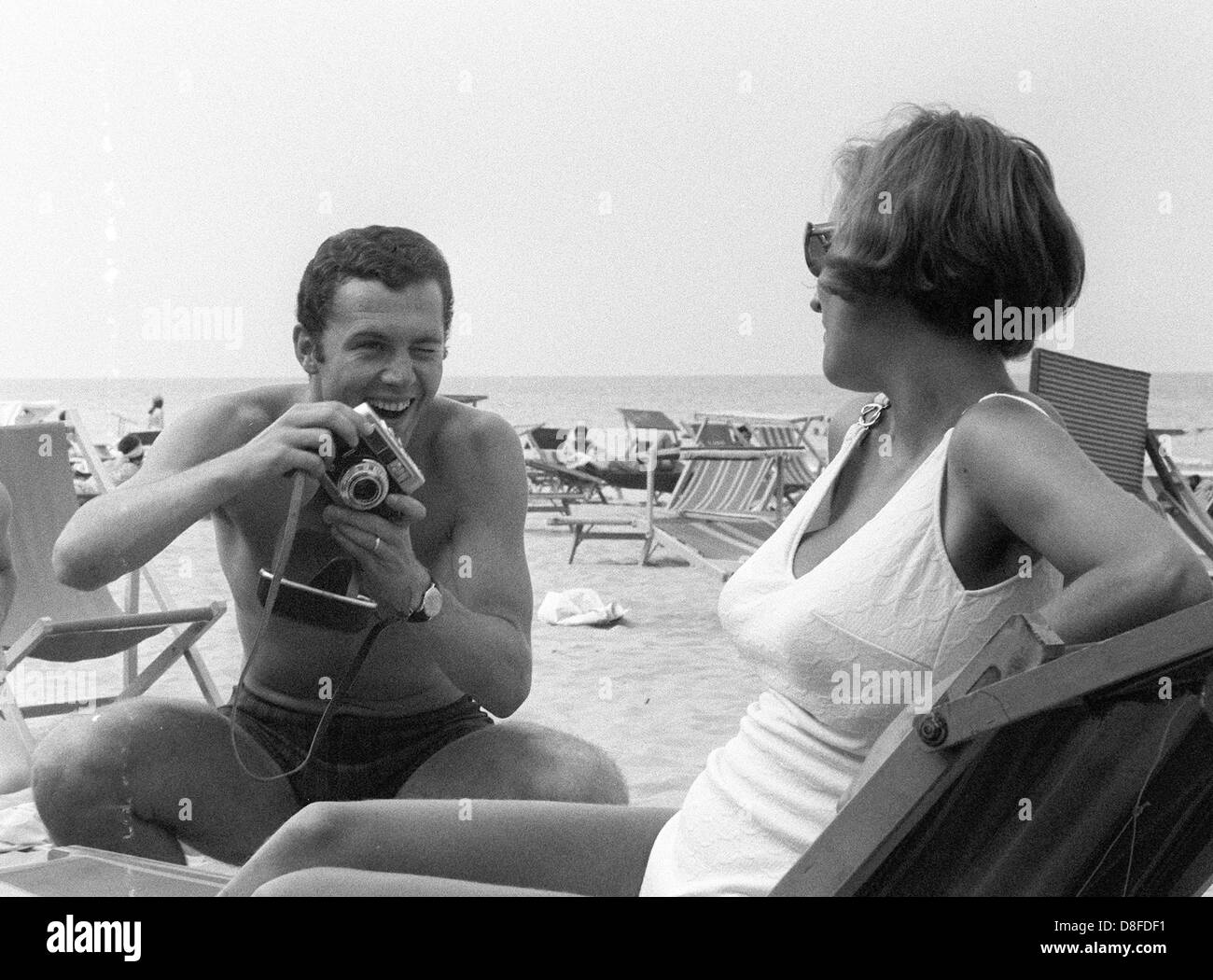 Fußballer Franz Beckenbauer Fotografien seiner Frau Brigitte am Strand in ihren privaten Urlaub am 3. Juli 1968. Stockfoto