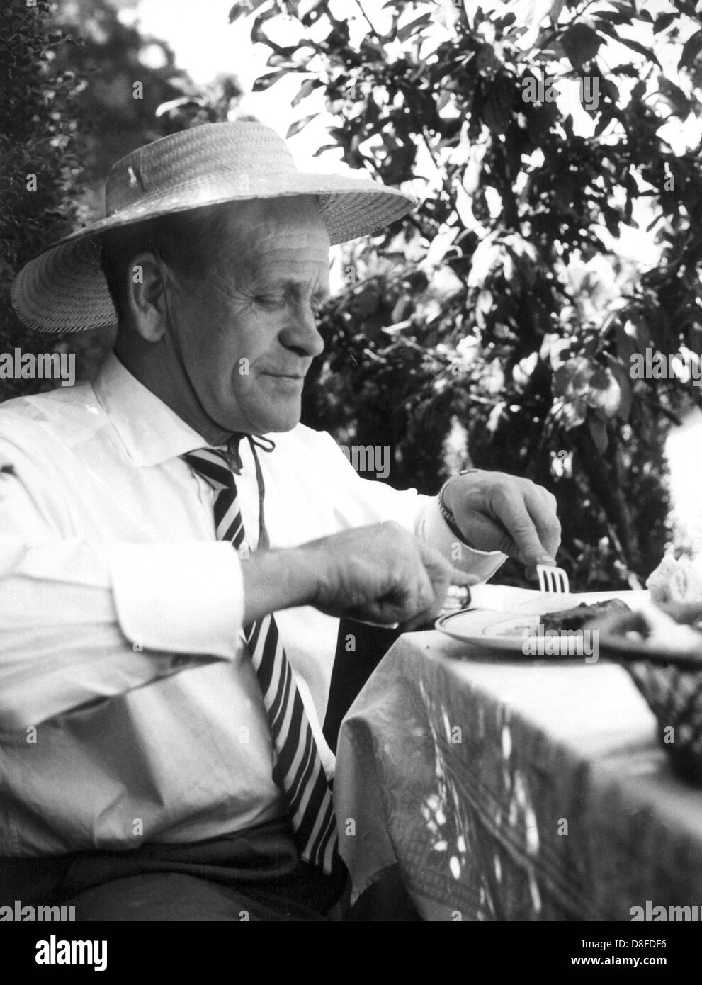 Vor der 1962 hat FIFA World Cup Sepp Herberger einen Outdoor-Snack, einen Hut, um ihn von der chilenischen Sonne zu schützen. Herberger war einer der bedeutendsten Persönlichkeiten der Nachkriegszeit Deutschland, deutsche Volk Hoffnung und Selbstwertgefühl verleihen. Seine Slogans wie "das Spiel 90 Minuten dauert" und "der Ball rund ist" sind in ganz Deutschland bekannt. Bevor er Trainer Herberger in Mannheim und Berlin spielte und wurde ein paar Mal für die Nationalmannschaft nominiert. Sepp Herberger war am 28. März 1897 in Mannheim geboren und starb am 28. April 1977 an der gleichen Stelle. Stockfoto