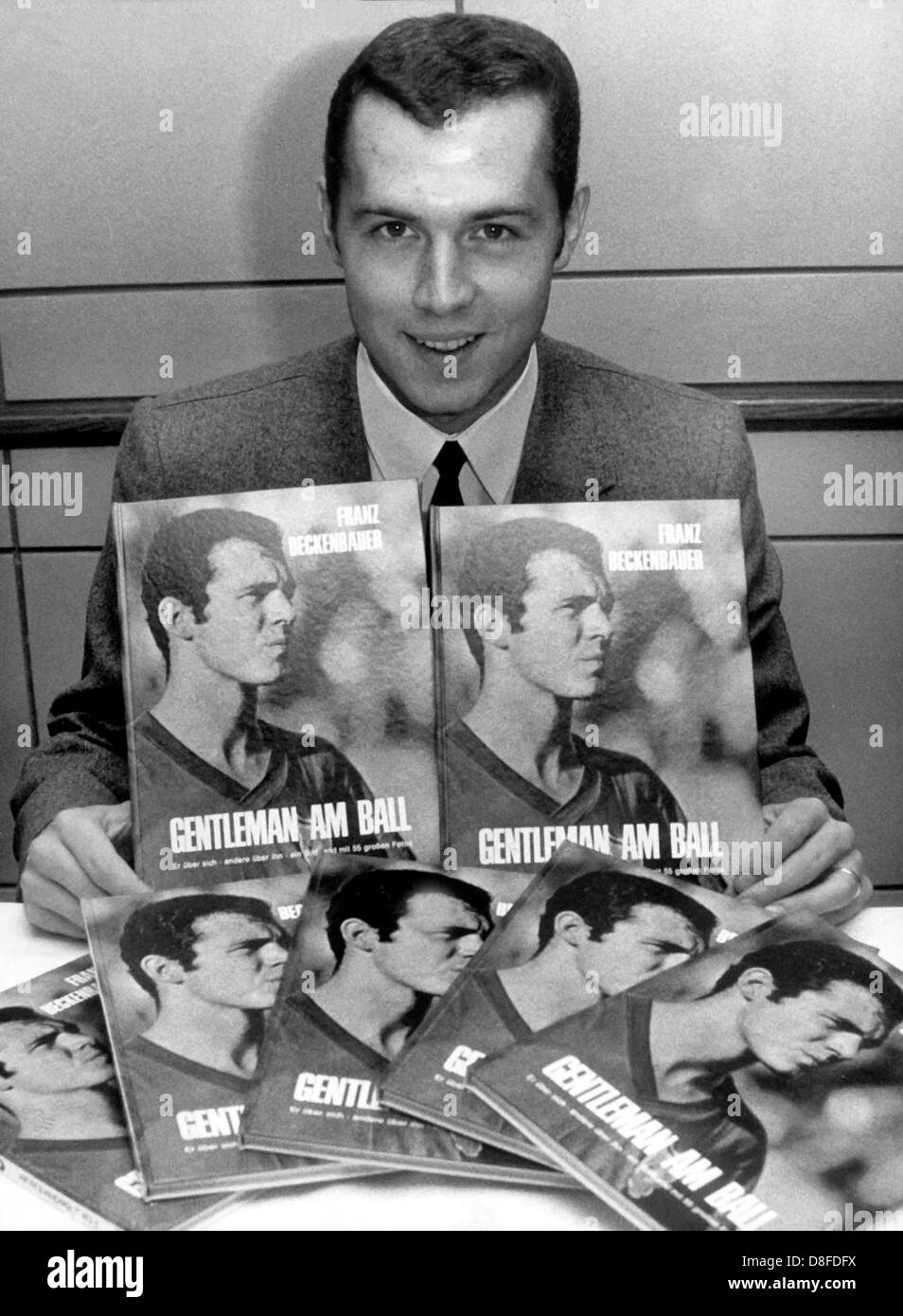Franz Beckenbauer, Libero des FC Bayern München, präsentiert seine Biographie am 10. August 1968, die von zwei Journalisten geschrieben wurde. Stockfoto
