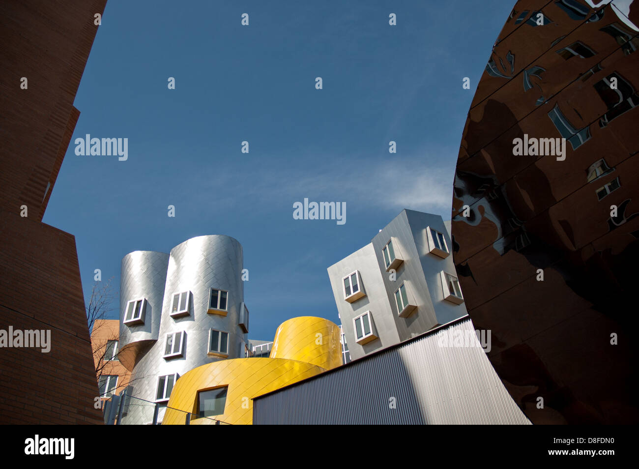 Ray und Maria Stata Center, entworfen von dem berühmten Architekten Frank Gehry, auf dem Campus des MIT in Cambridge, Massachusetts. Stockfoto