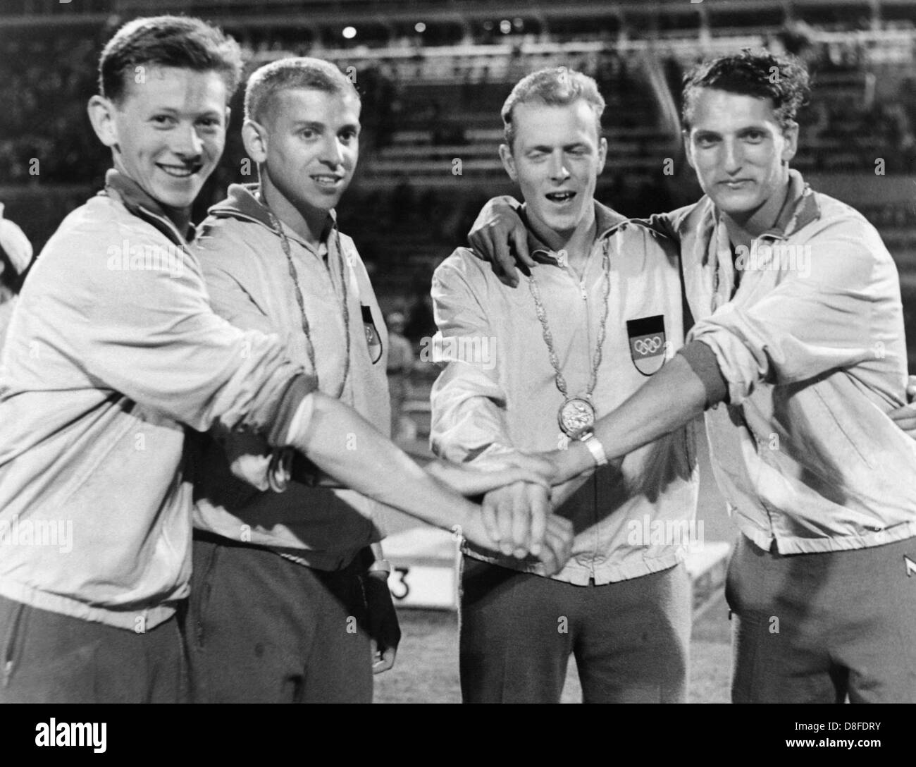 Gewinner der Goldmedaille des deutschen Sprinter Relais der Olympischen Spiele 1960 (l-R) Bernd Cullmann, Armin Hary, Walter Mahlendorf und Martin Lauer. Stockfoto
