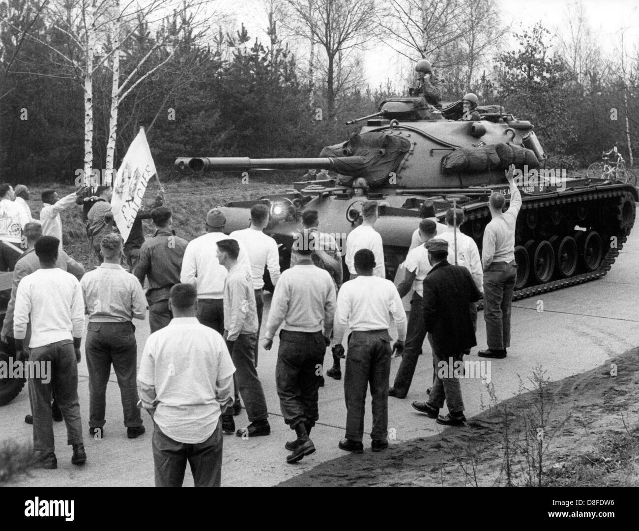 Amerikanische Soldaten, verkleidet als Demonstranten, greifen ihre Kameraden im Rahmen einer simulierten Aufstand während einer Übung im Grunewald in Berlin am 16. April 1963.  Die US-Armee praktizierten Umgang mit zivilen Rebellen bei einem großen viertägigen Manöver. Stockfoto