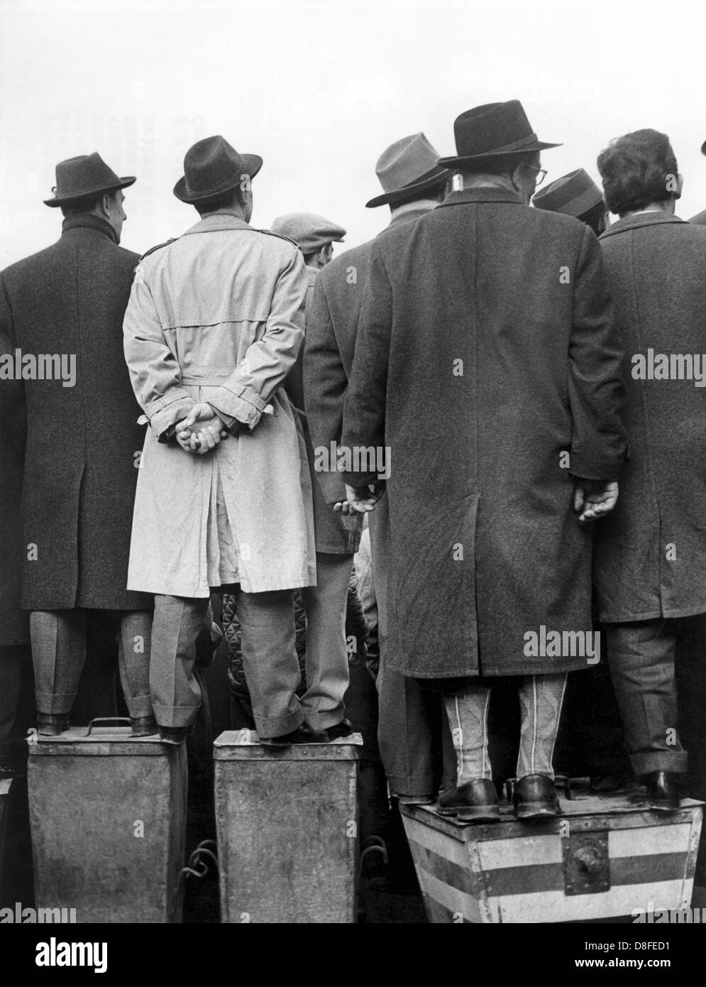 Fans haben Metall organisiert Boxen als Bodenfläche zu folgen die Fußball-match zwischen 1860 München und 1. FC Nürnberg am 31. Januar 1960. Stockfoto