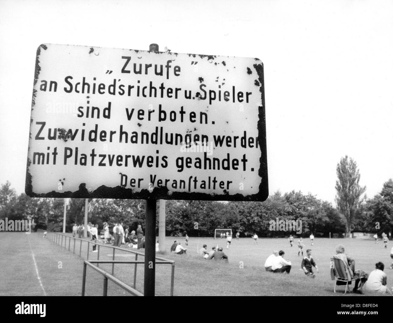 Eine verwitterte Schild auf einem Fußballplatz in Schweinfurt sagt "Rufe an Schiedsrichter und Spieler sind verboten. Zuwiderhandlungen werden durch Entlassung bestraft werden ". Stockfoto
