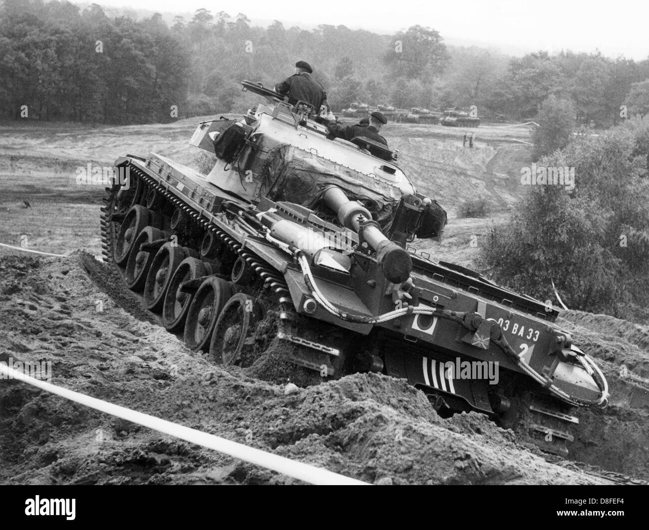 Ein Centurion-Panzer der britischen Armee während einer alliierten Panzer-Übung am 13. Juni 1961 im Grunewald in Berlin. Die Übung war Bestandteil einer alliierten Panzer Manöver wo Truppen und Fahrzeuge der amerikanischen, französischen und britischen Streitkräfte an teilnahm. Stockfoto
