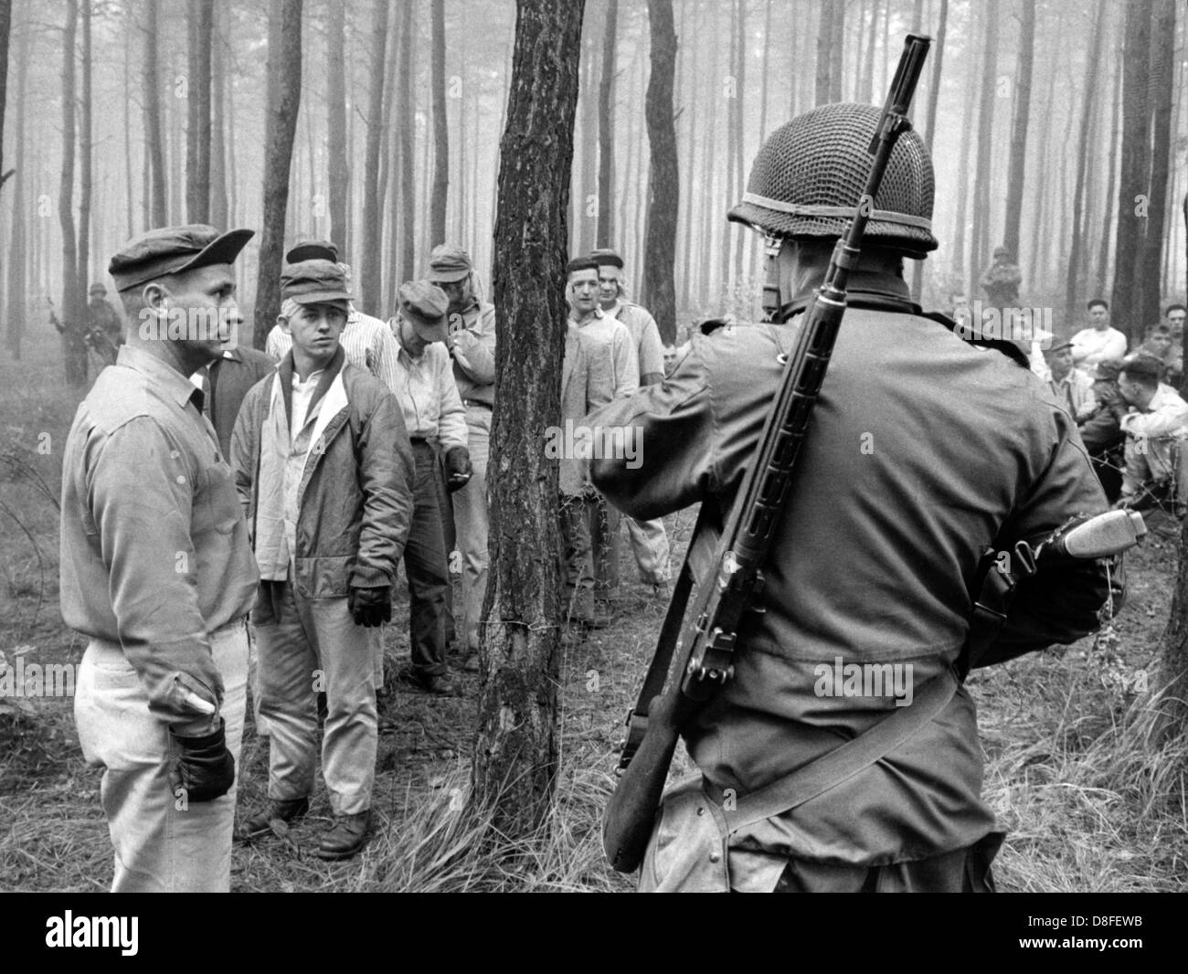 Amerikanische Soldaten, gekleidet als Zivilisten, fungieren als angreifende Gruppe während eines kämpfenden Trainings am 24. Oktober 1962 in Grundwald in Berlin. In diesem Fall wirken sie als verhafteten verdächtigen, die abgefragt werden sollen.  Die Übung war Bestandteil einer viertägigen Manöver der US-Truppen. Stockfoto