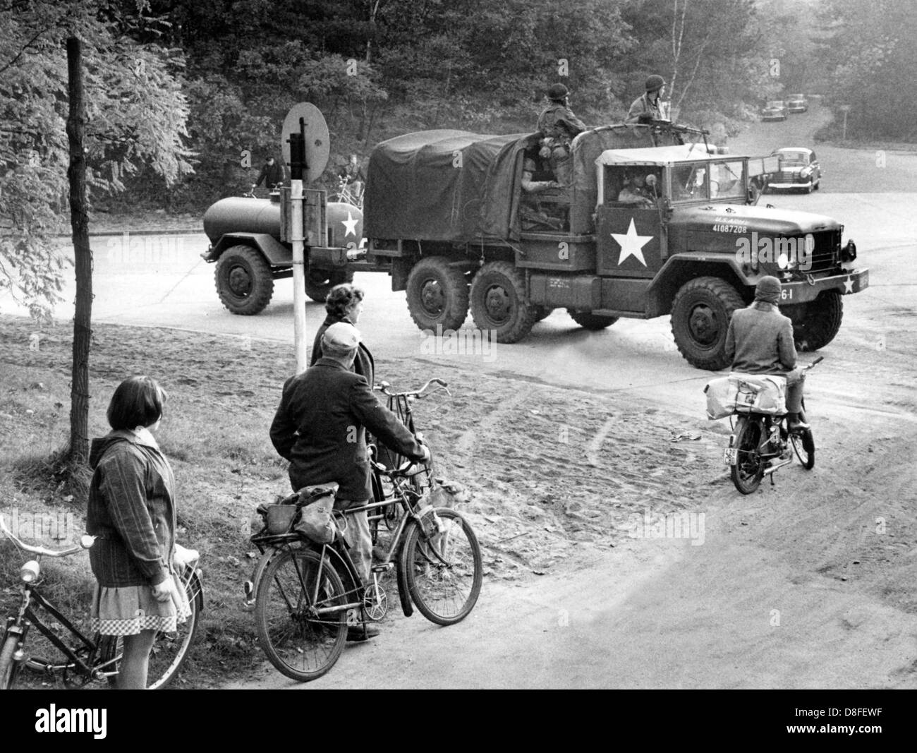 Ein amerikanisches Militärfahrzeug ist auf dem Weg zu einem Feld Übung im Grunewald in Berlin am 23. Oktober 1962. Die Übung war Bestandteil einer viertägigen Manöver der US-Truppen. Stockfoto