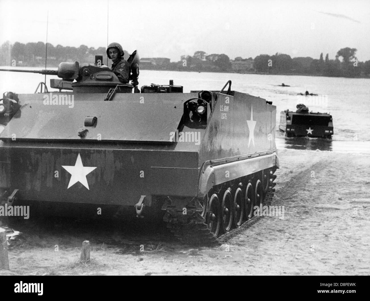 Amphibien-Fahrzeuge der US-Armee Land am Ufer des Flusses Havel während ein Feld trainieren Sie im Grunewald in Berlin am 19. Oktober 1961. Die Übung war Teil einer dreitägigen Manöver der US-Armee in Berlin. Stockfoto