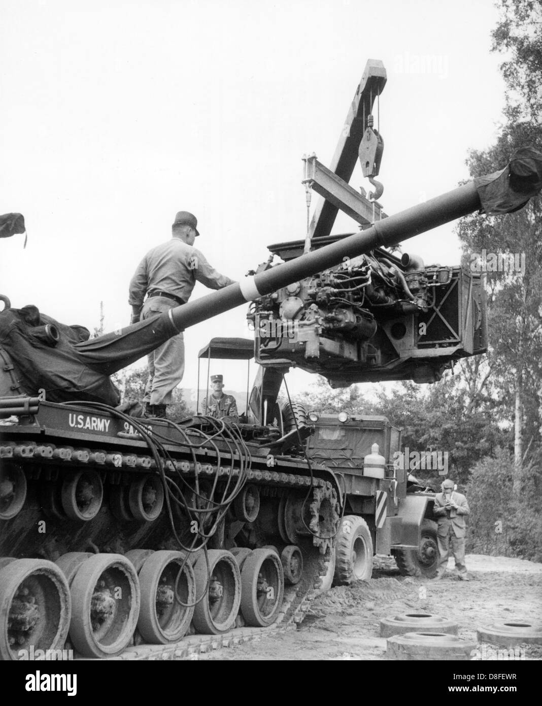 Amerikanische Mechanik ändern des Motors eines Patton-Panzers während eines alliierten Panzer Übung zur 13. Juni 1961 im Grunewald in Berlin. Die Übung war Bestandteil einer alliierten Panzer Manöver wo Truppen und Fahrzeuge der amerikanischen, französischen und britischen Streitkräfte an teilnahm. Stockfoto