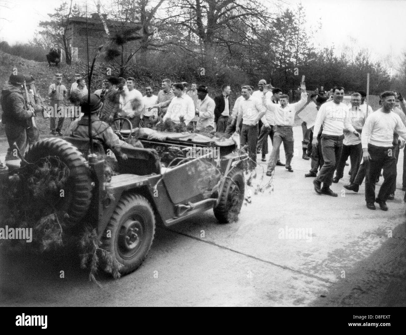 Amerikanische Soldaten, als Demonstranten, gekleidet sind zurück von ihren Kameraden im Rahmen einer Simulation während einer Übung im Grunewald in Berlin am 16. April 1963 gezwungen.  Die US-Armee praktizierten Umgang mit zivilen Rebellen bei einem großen viertägigen Manöver. Stockfoto